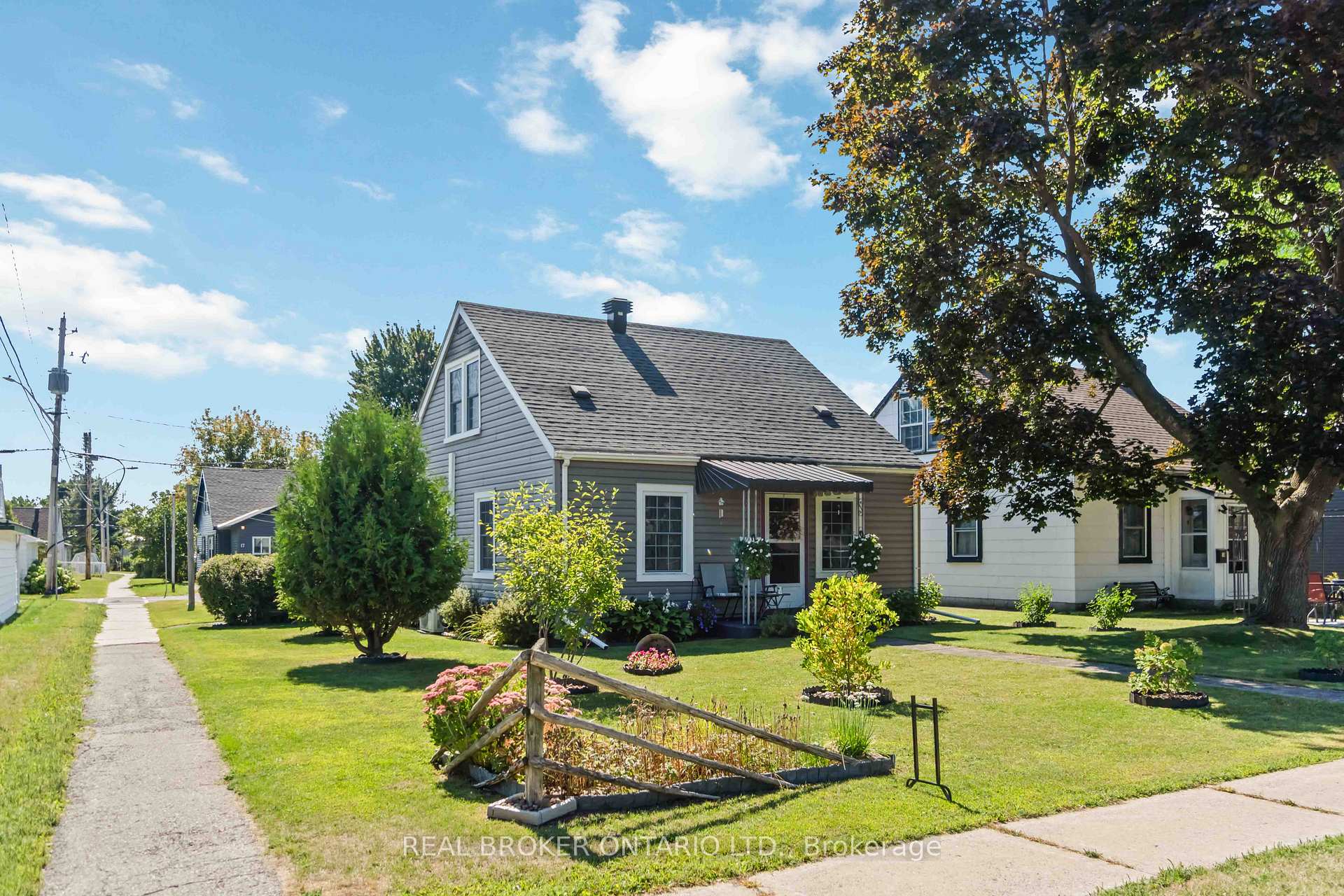 Photo 1 of 20 Roosevelt Drive, Smiths Falls — HOMEH