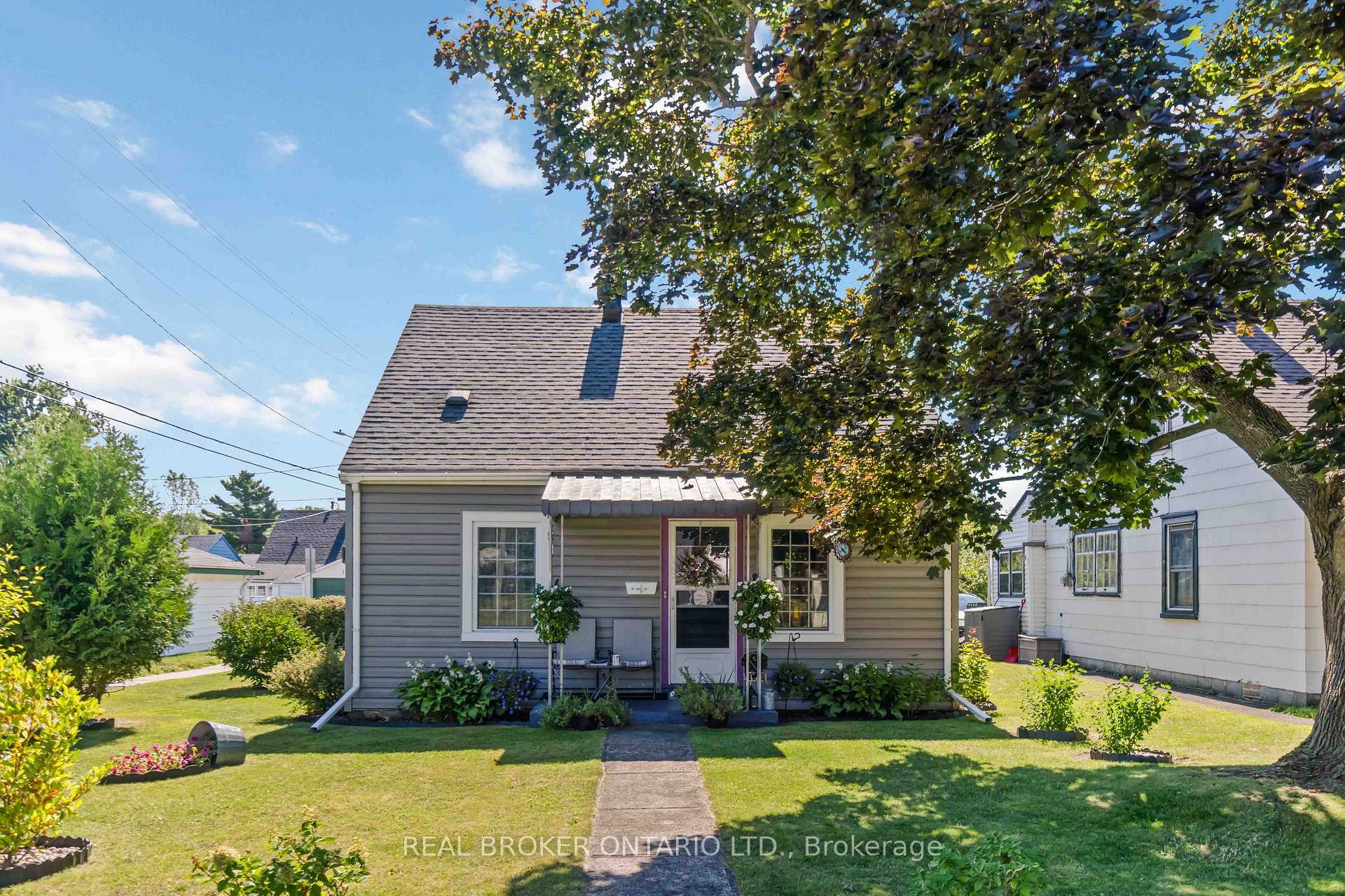 Photo 2 of 20 Roosevelt Drive, Smiths Falls — HOMEH