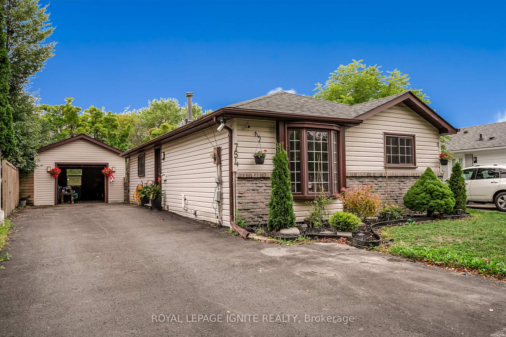 Photo 1 of 754 Downview Crescent, Oshawa, Donevan — HOMEH
