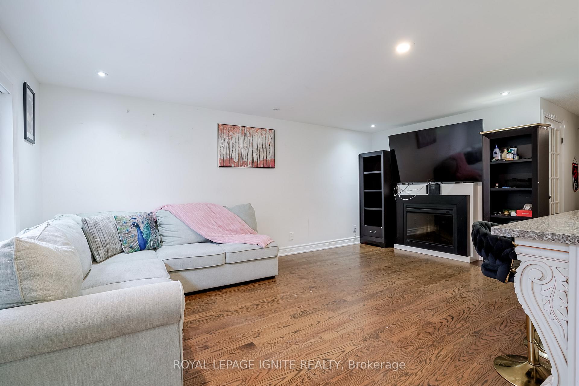 Photo 8 of 754 Downview Crescent, Oshawa, Donevan — HOMEH