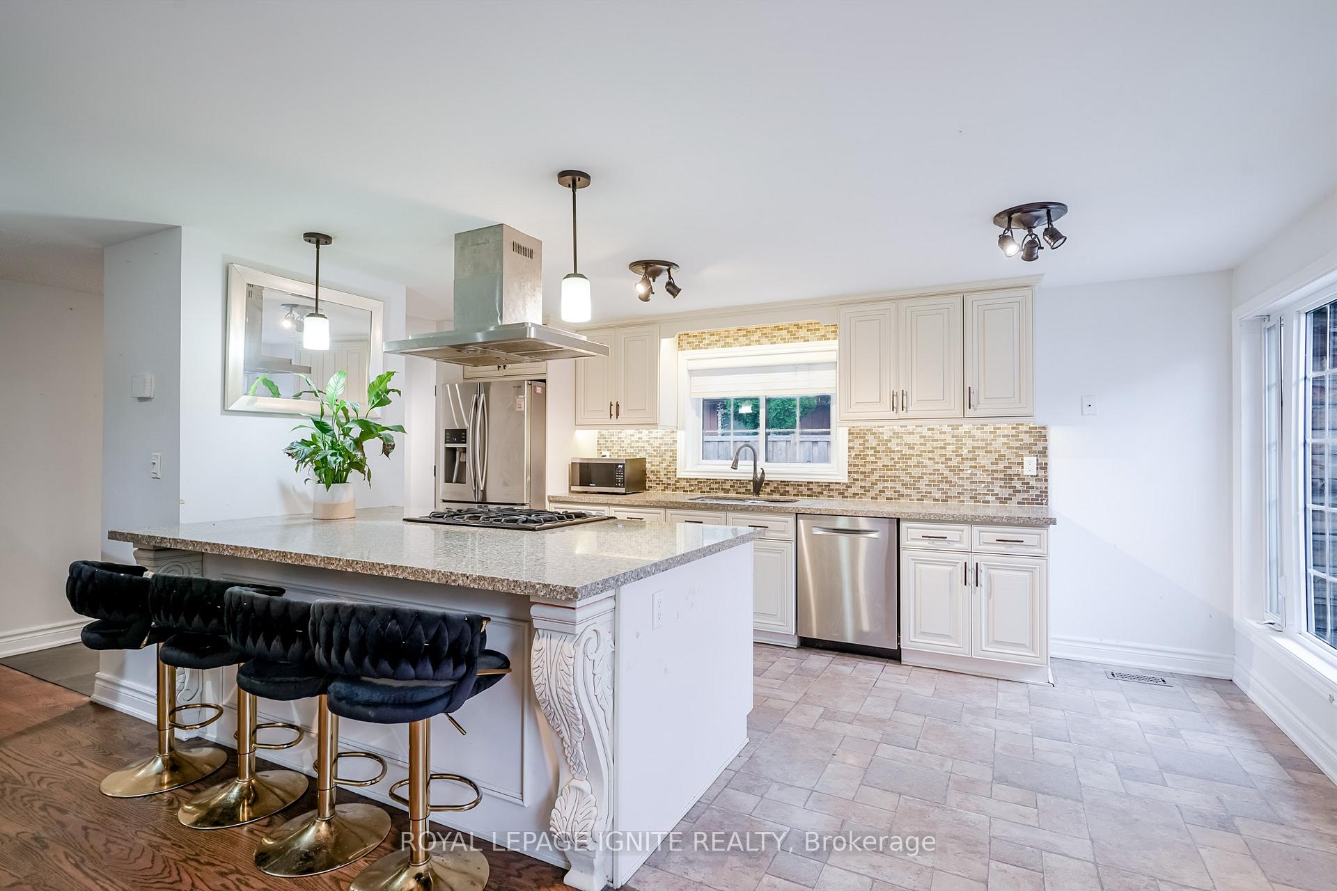 Photo 14 of 754 Downview Crescent, Oshawa, Donevan — HOMEH