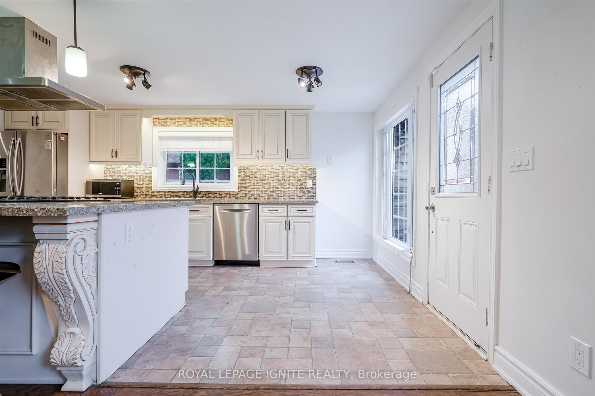 Photo 10 of 754 Downview Crescent, Oshawa, Donevan — HOMEH