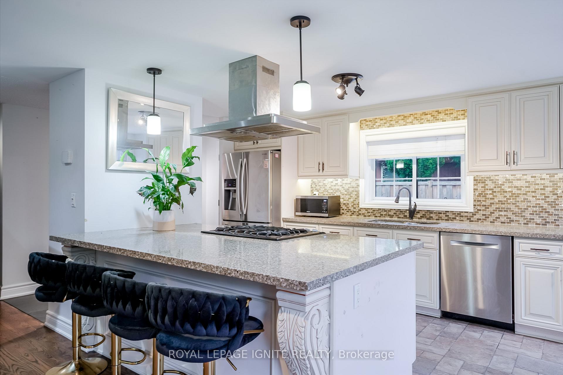 Photo 6 of 754 Downview Crescent, Oshawa, Donevan — HOMEH
