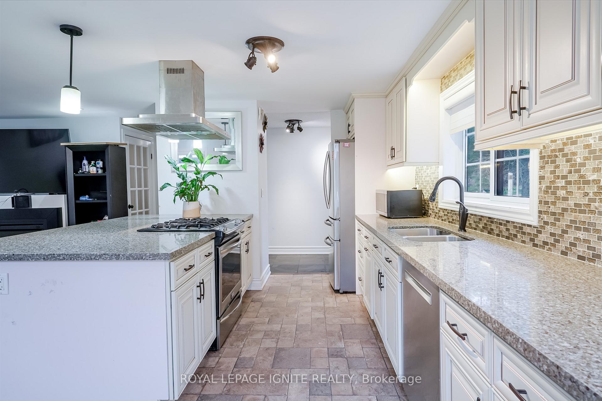 Photo 9 of 754 Downview Crescent, Oshawa, Donevan — HOMEH
