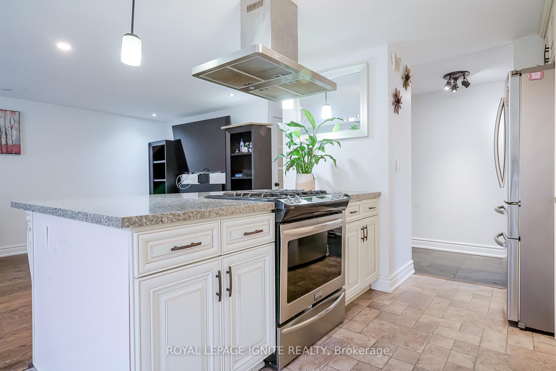 Photo 11 of 754 Downview Crescent, Oshawa, Donevan — HOMEH