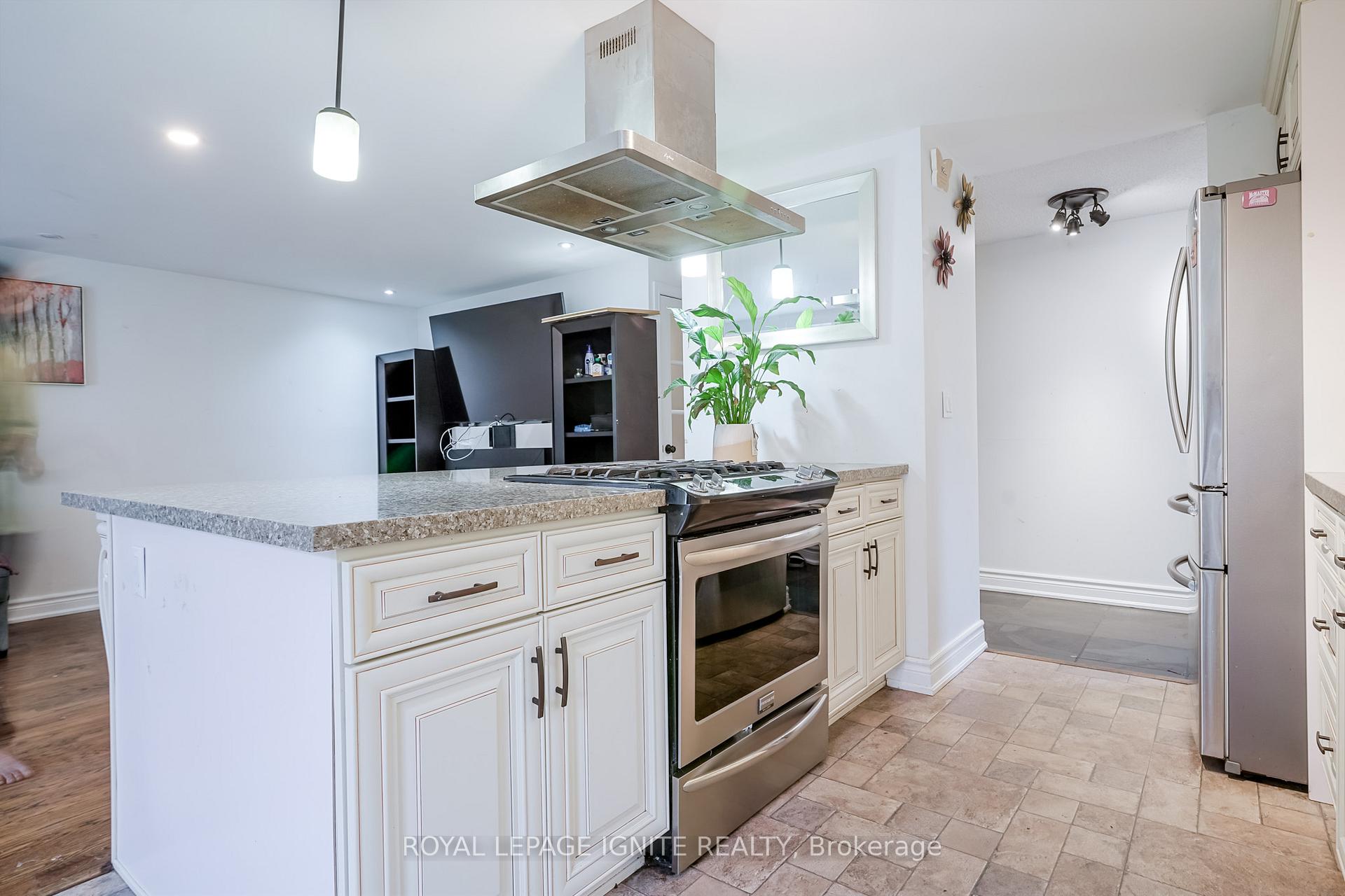 Photo 15 of 754 Downview Crescent, Oshawa, Donevan — HOMEH