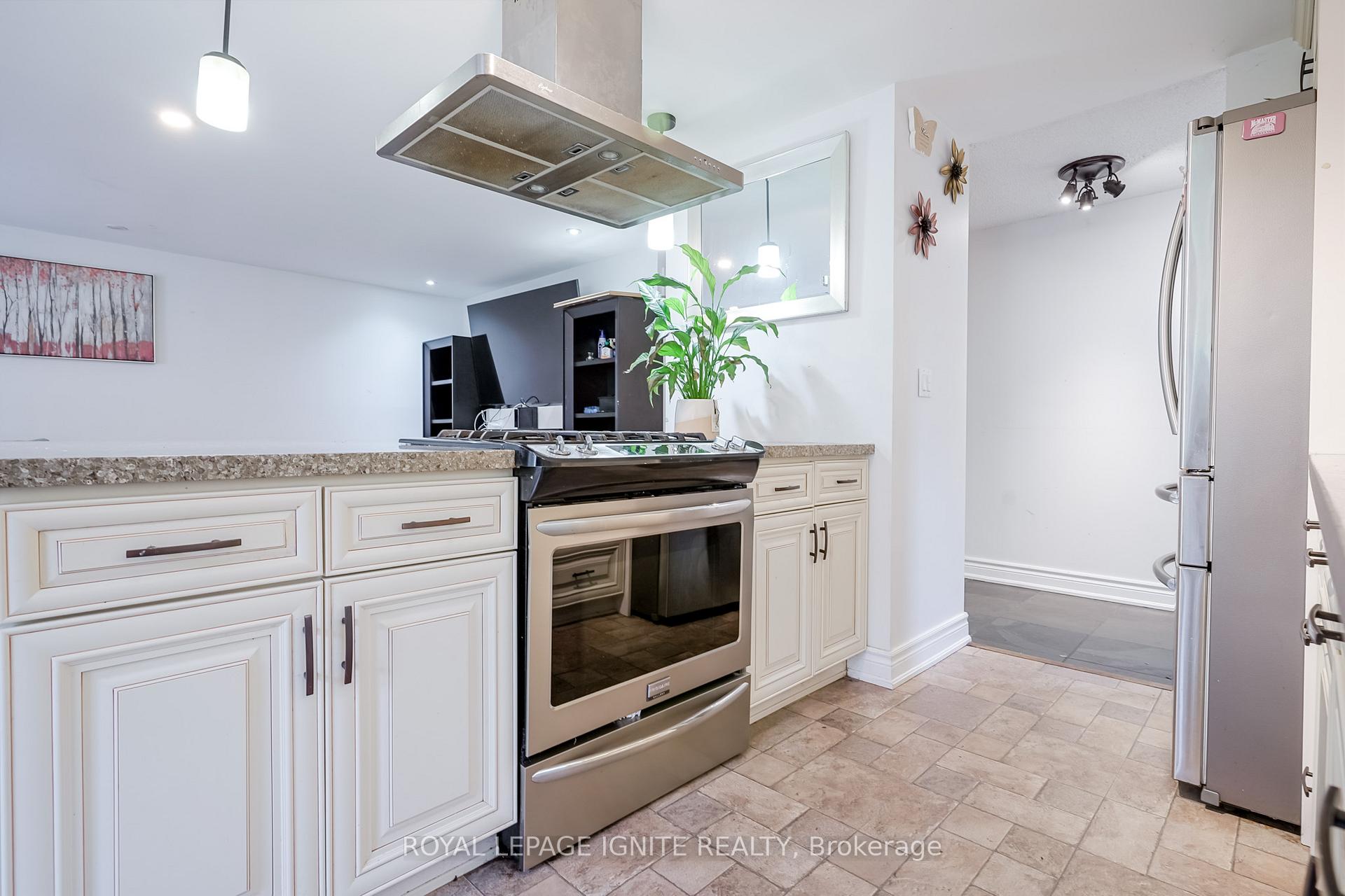 Photo 23 of 754 Downview Crescent, Oshawa, Donevan — HOMEH