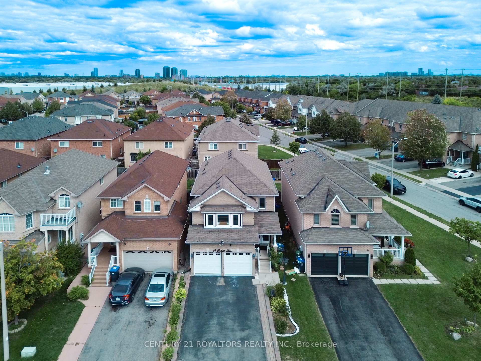 Photo 4 of 19 Oxtail Lane, Brampton, Fletcher's Creek Village — HOMEH