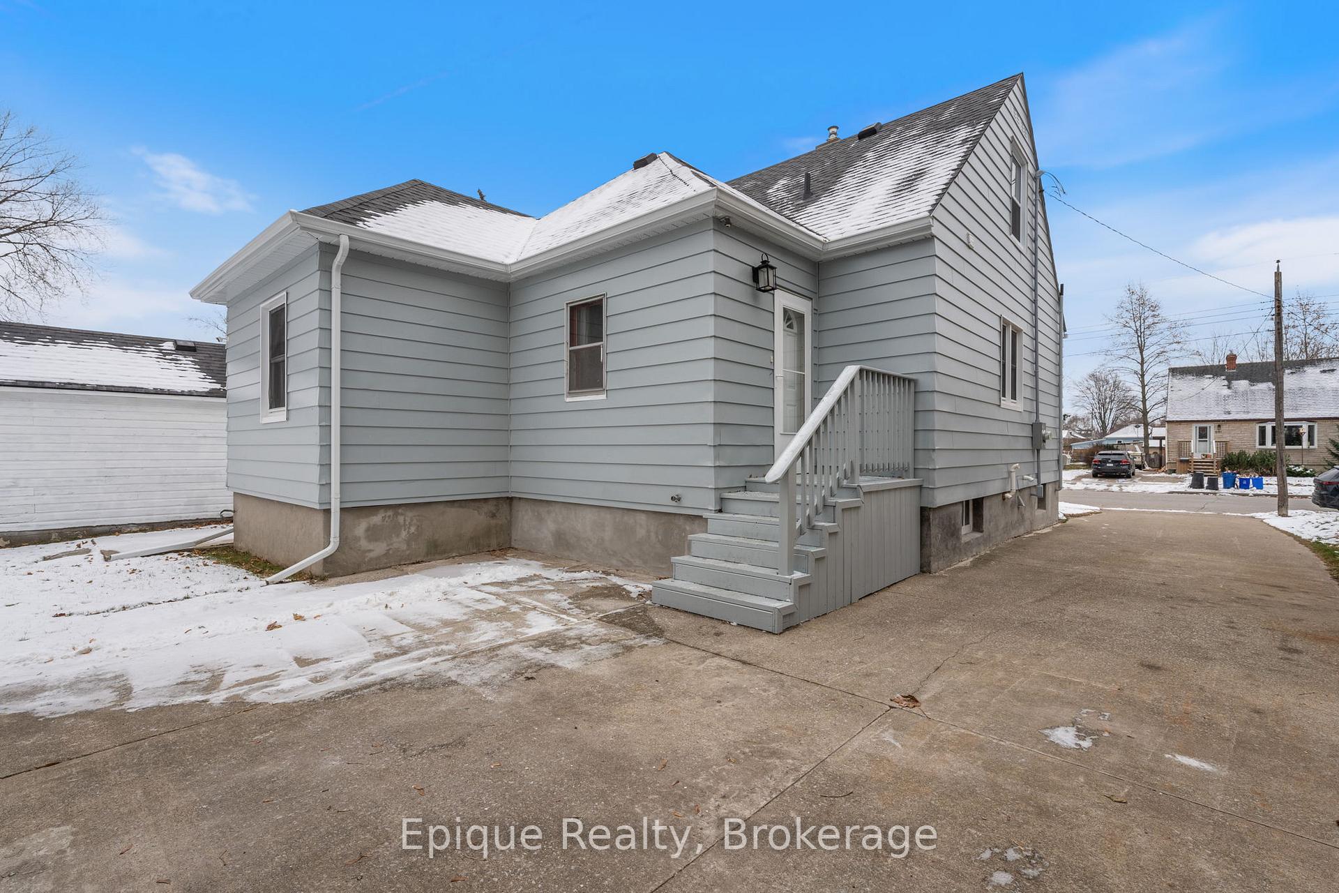 Photo 17 of 690 Rosedale Avenue, Sarnia — HOMEH