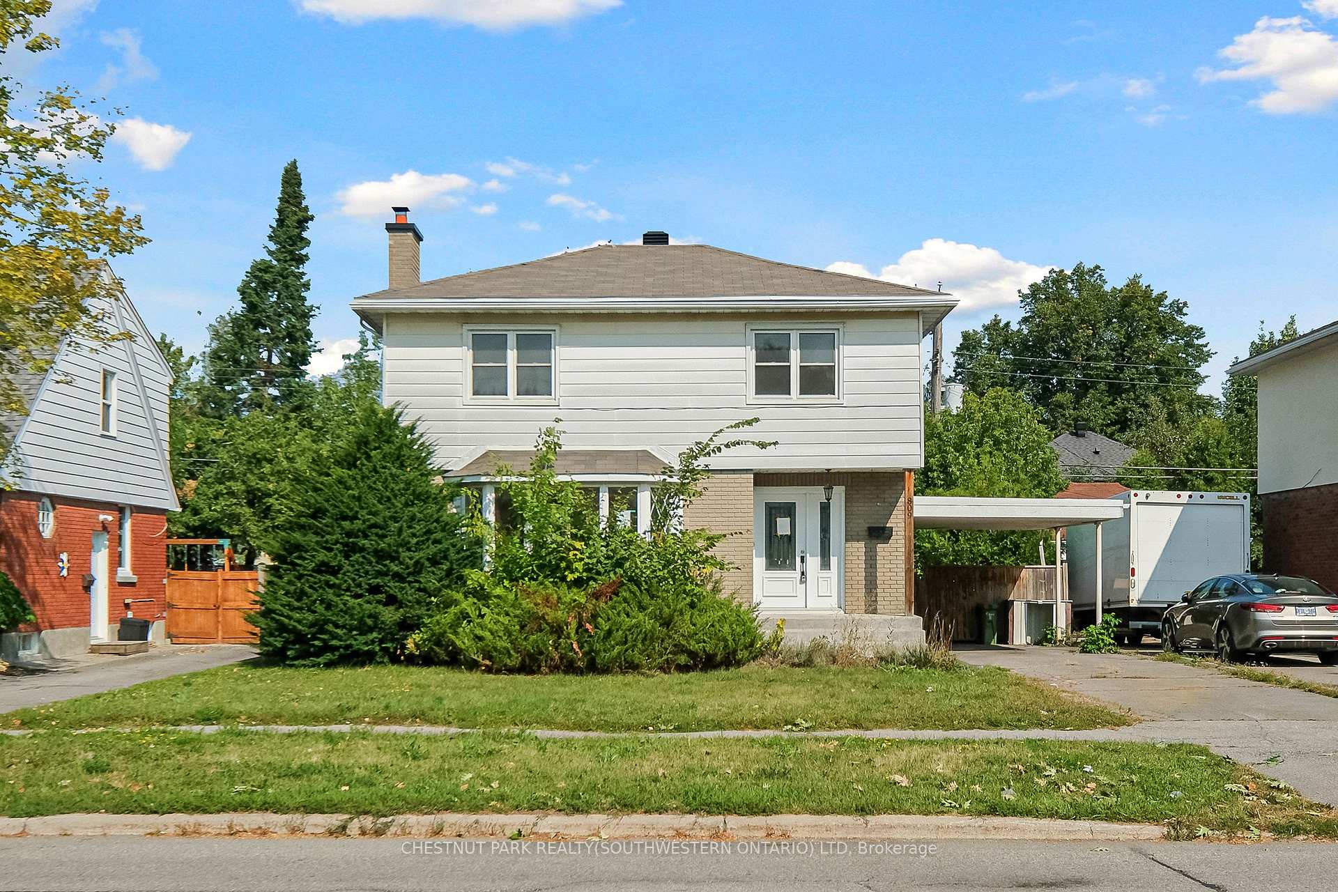 Front of 809 Smyth Road N
