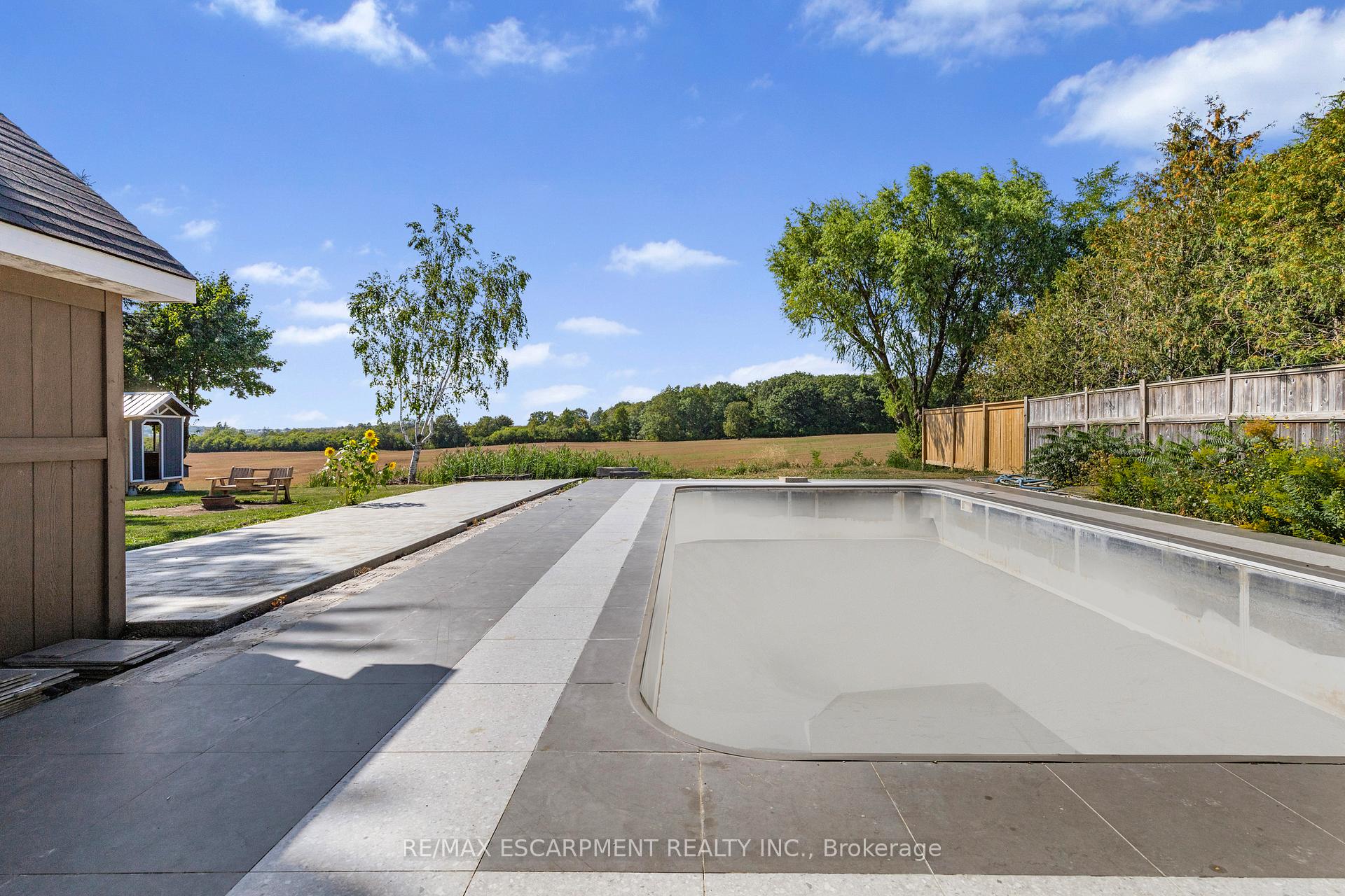 Photo 32 of 585 Fifth Road E, Hamilton, Stoney Creek — HOMEH