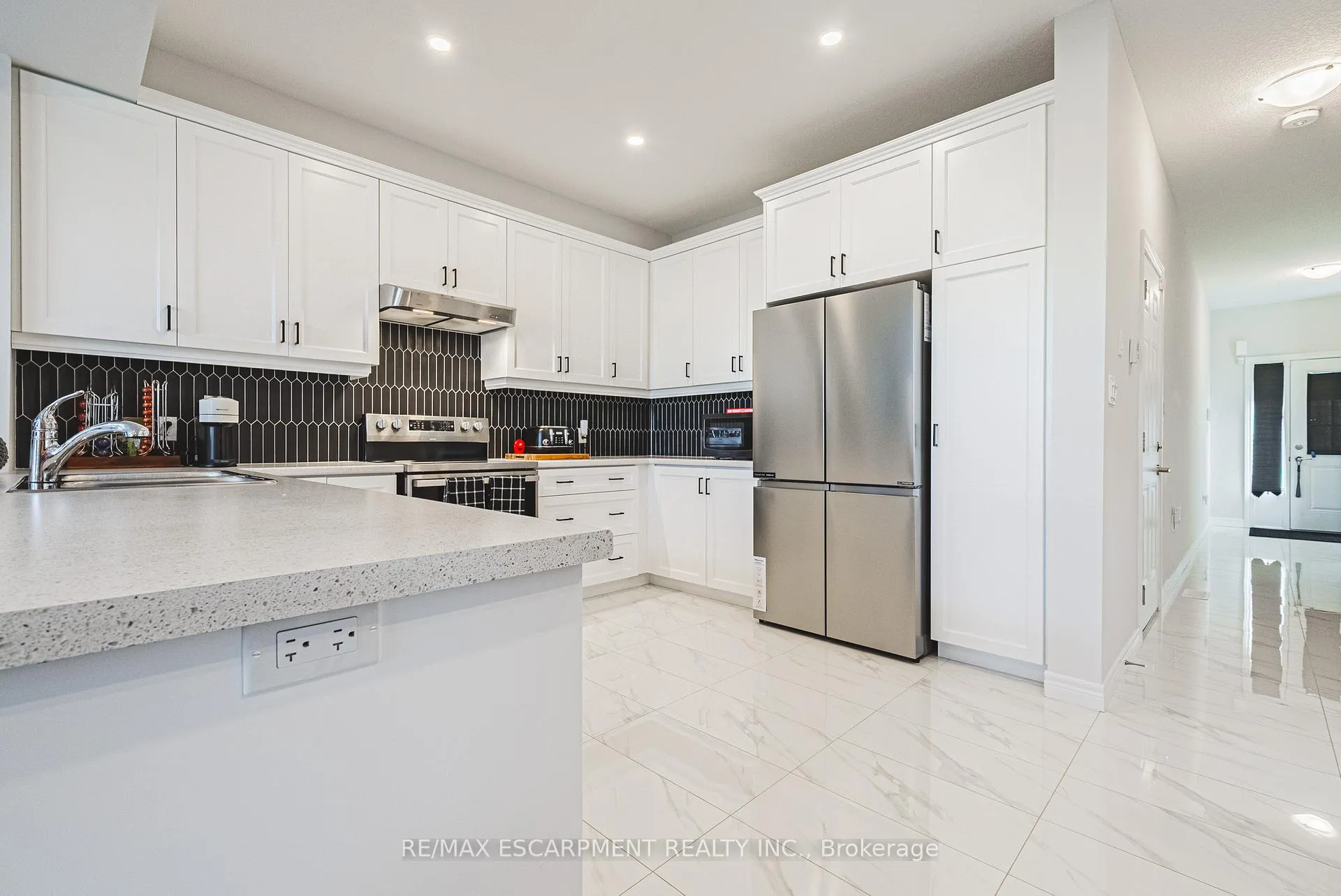 Photo 9 of 21 Zoe Lane, Hamilton, Rural Glanbrook — HOMEH