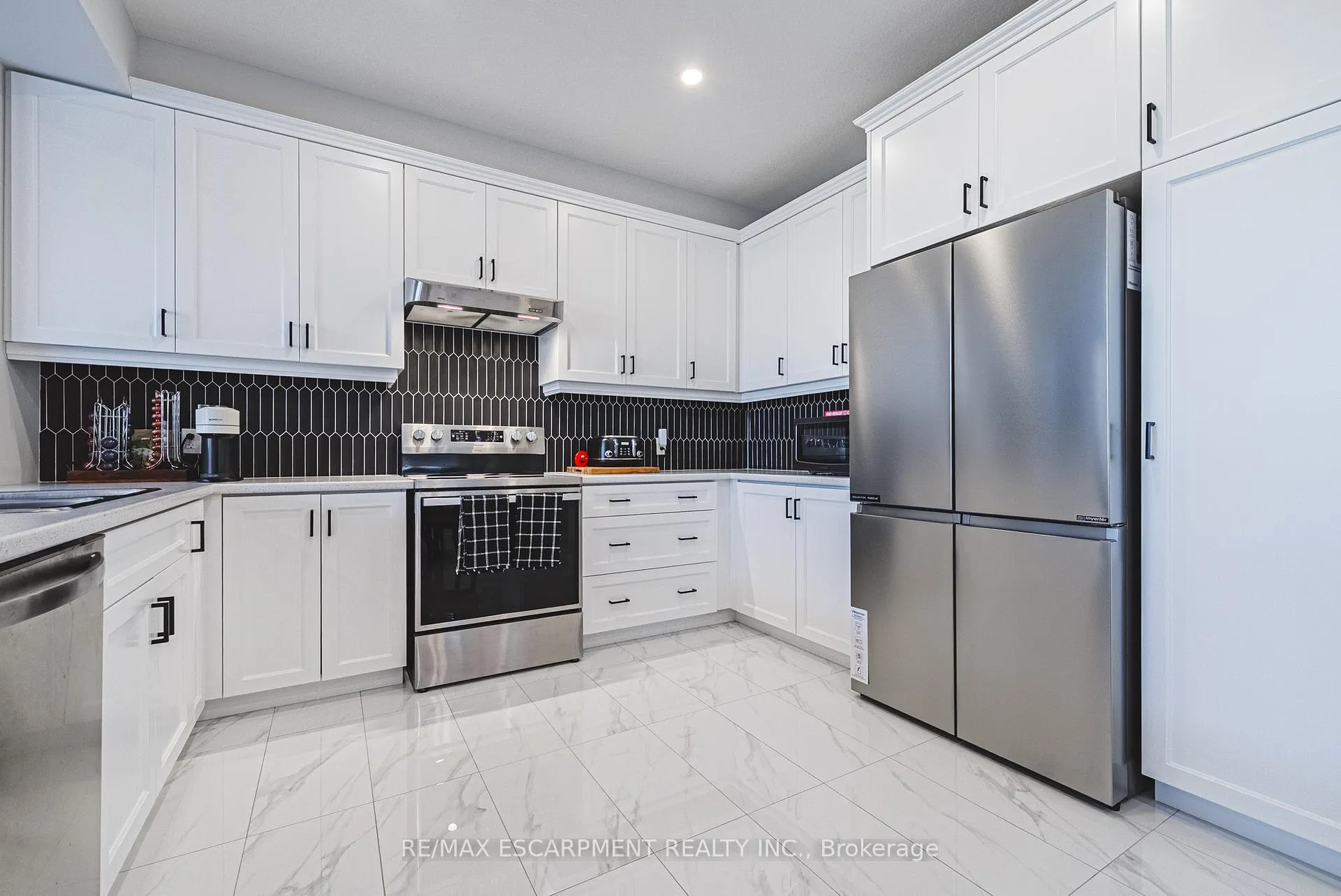 Photo 12 of 21 Zoe Lane, Hamilton, Rural Glanbrook — HOMEH