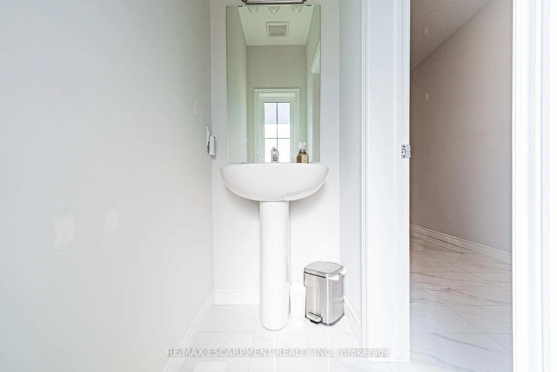 Photo 21 of 21 Zoe Lane, Hamilton, Rural Glanbrook — HOMEH
