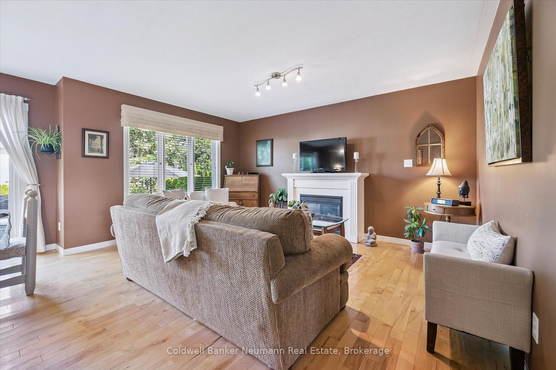 Photo 6 of 56 Hayward Crescent, Guelph, Clairfields/Hanlon Business Park — HOMEH