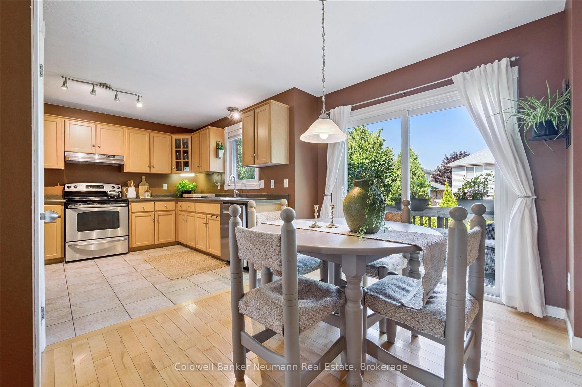 Photo 8 of 56 Hayward Crescent, Guelph, Clairfields/Hanlon Business Park — HOMEH
