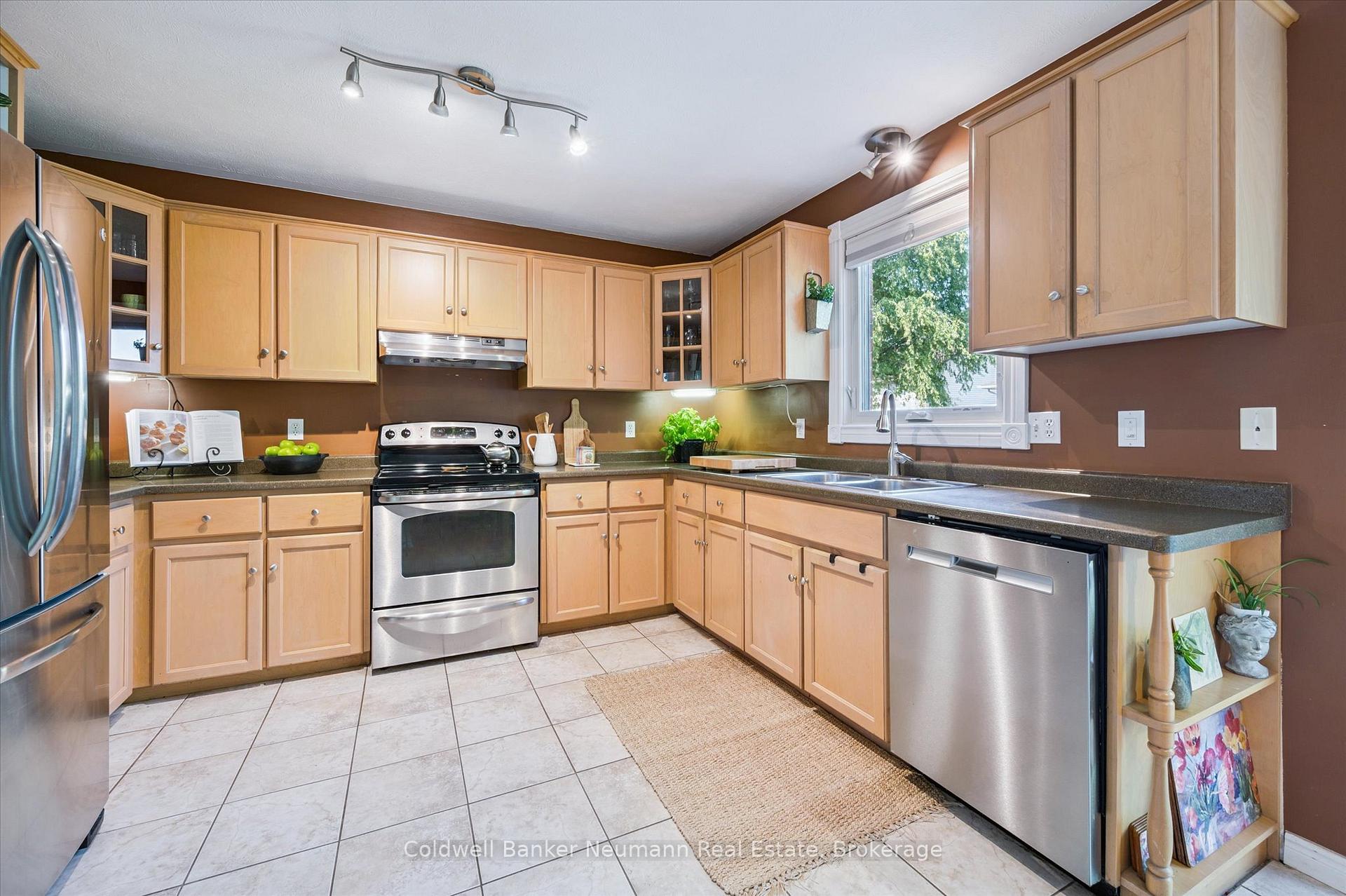 Photo 9 of 56 Hayward Crescent, Guelph, Clairfields/Hanlon Business Park — HOMEH