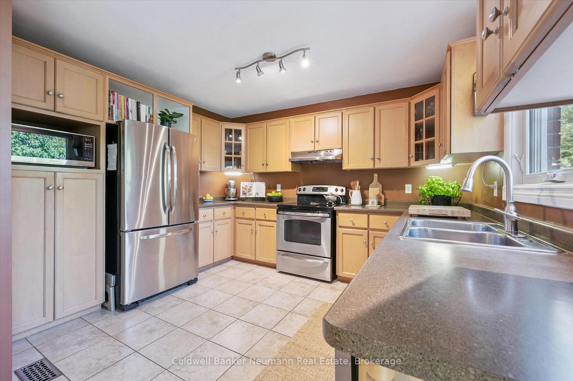 Photo 10 of 56 Hayward Crescent, Guelph, Clairfields/Hanlon Business Park — HOMEH