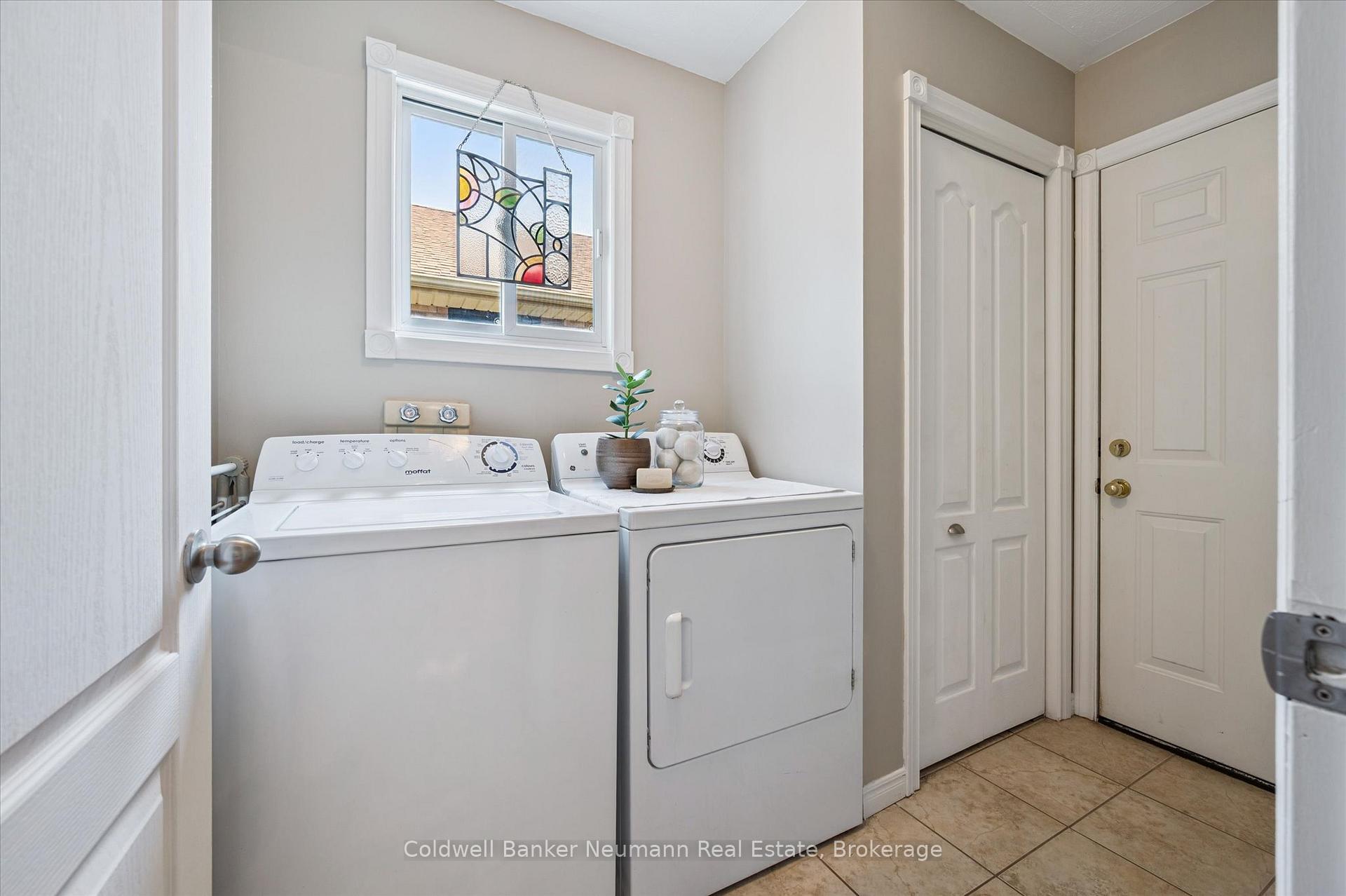 Photo 12 of 56 Hayward Crescent, Guelph, Clairfields/Hanlon Business Park — HOMEH