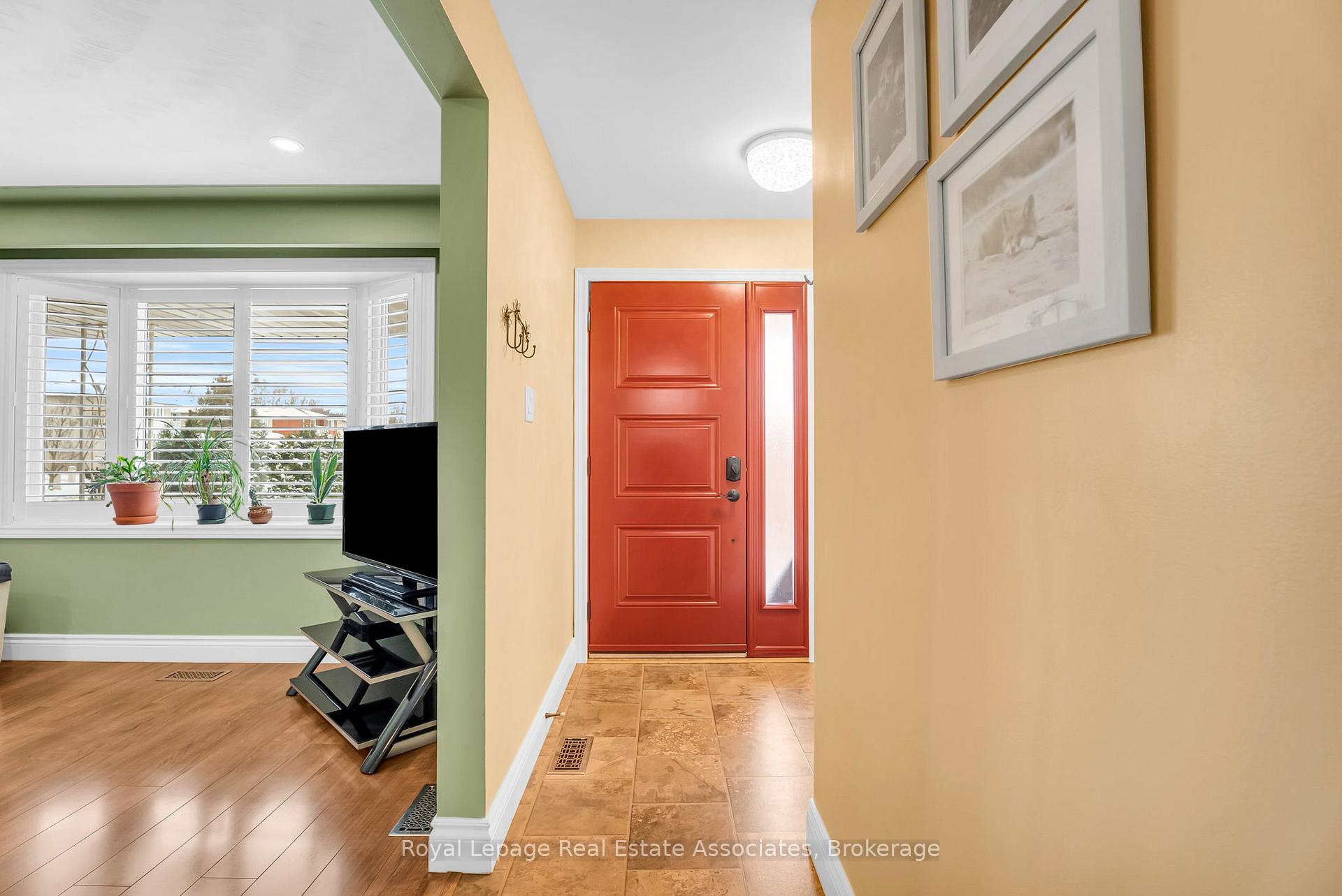 Photo 2 of 12 Carnaby Crescent, Kitchener — HOMEH