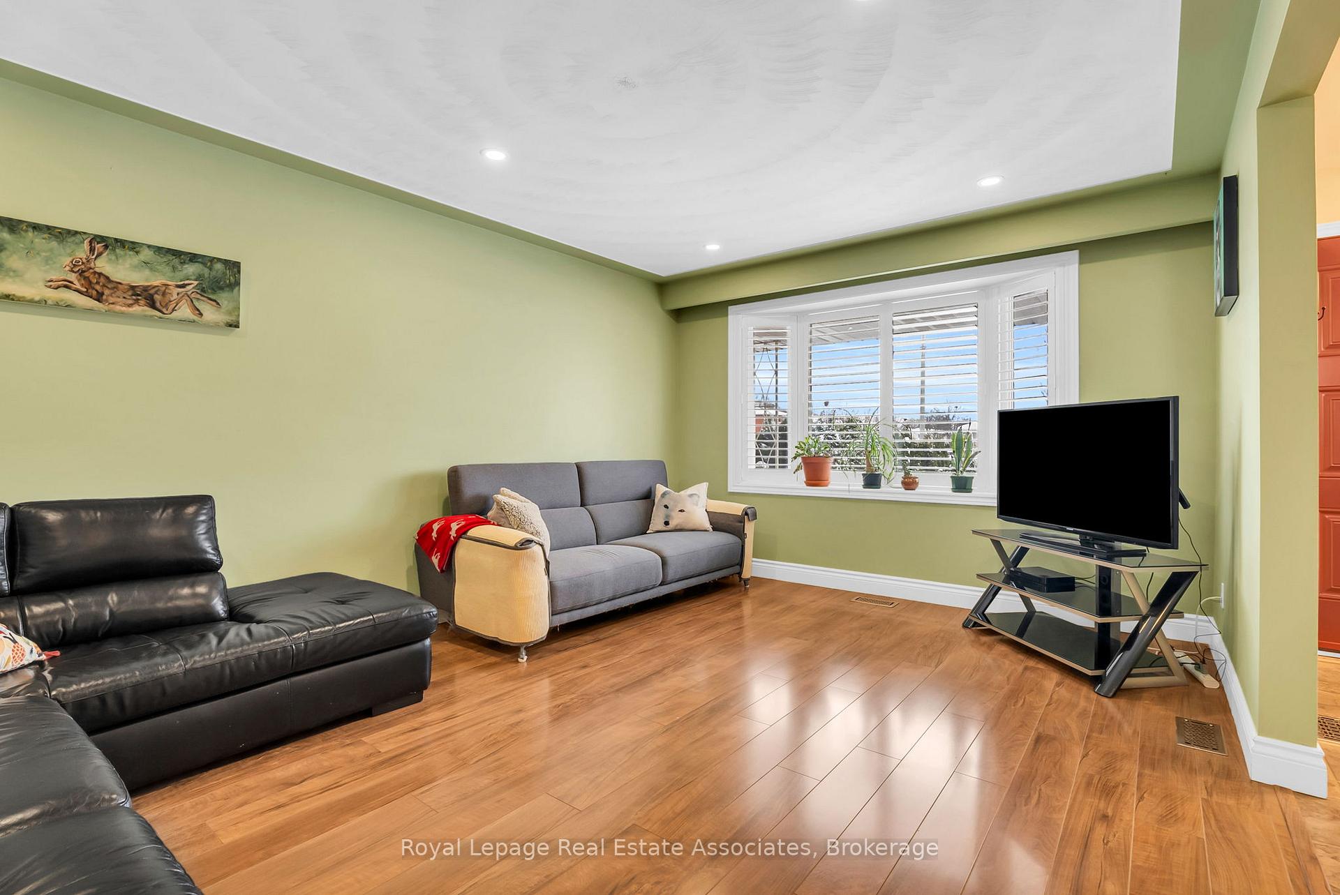 Photo 5 of 12 Carnaby Crescent, Kitchener — HOMEH