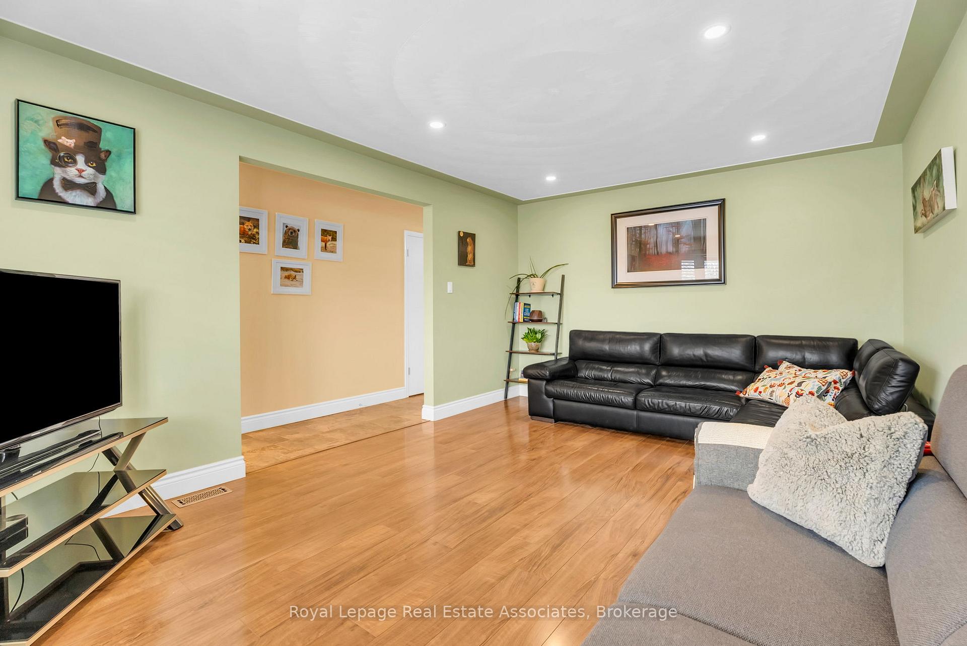 Photo 4 of 12 Carnaby Crescent, Kitchener — HOMEH