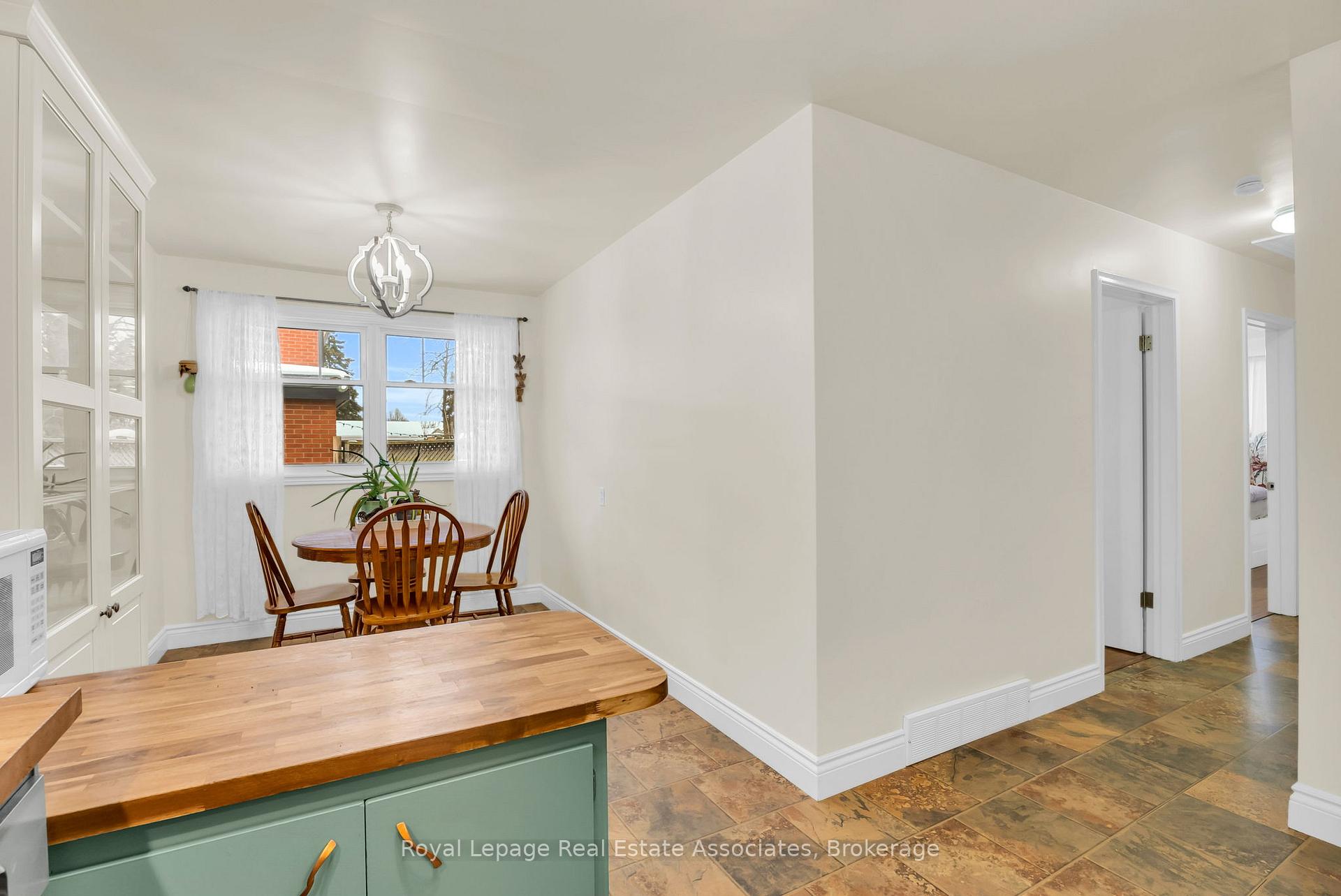 Photo 7 of 12 Carnaby Crescent, Kitchener — HOMEH