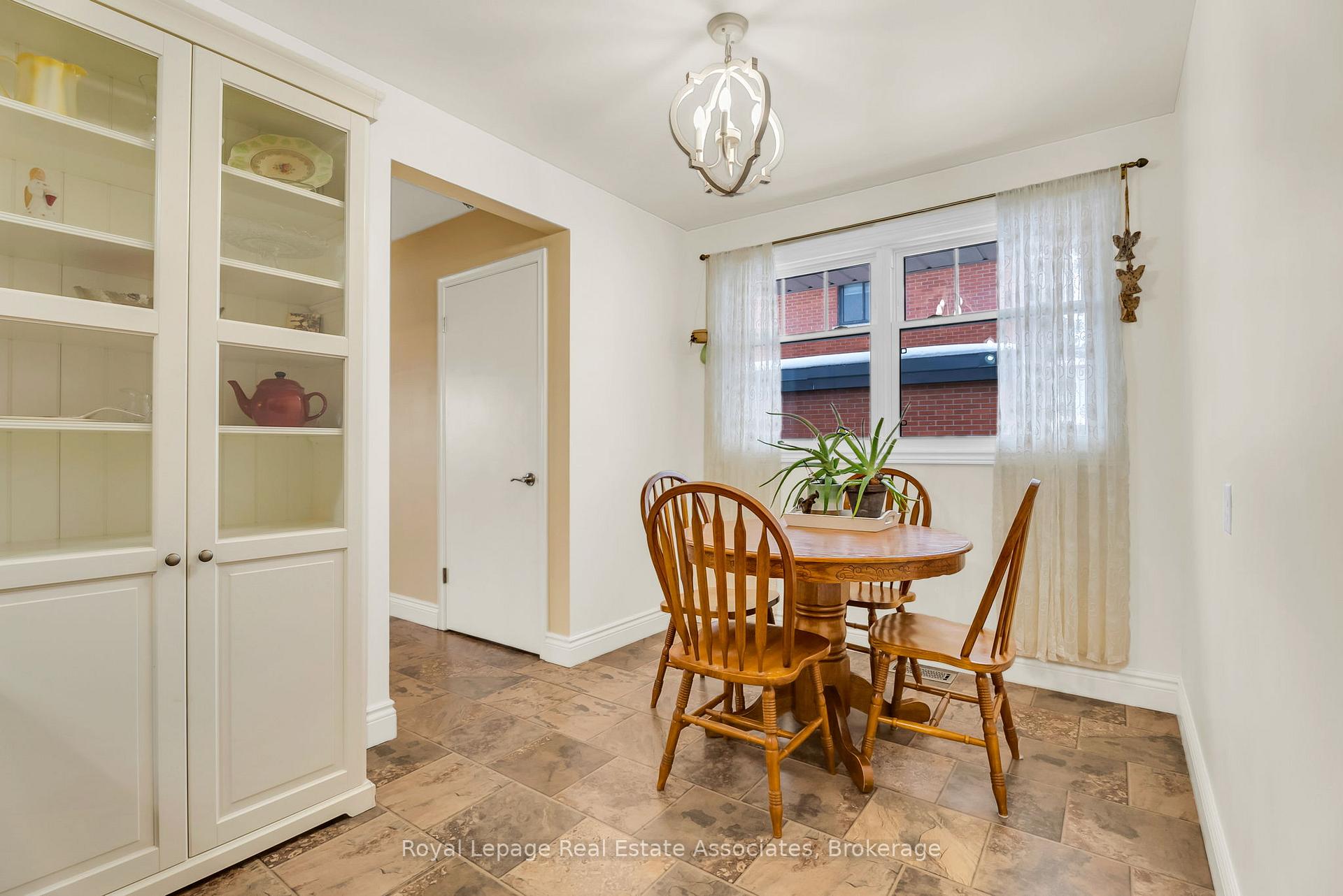 Photo 10 of 12 Carnaby Crescent, Kitchener — HOMEH