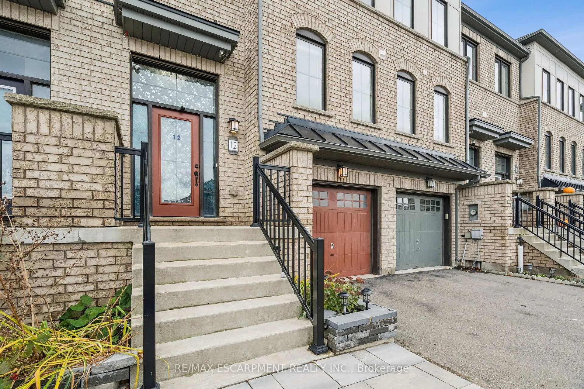 Photo 3 of 12 Crafter Crescent, Hamilton, Stoney Creek Mountain — HOMEH