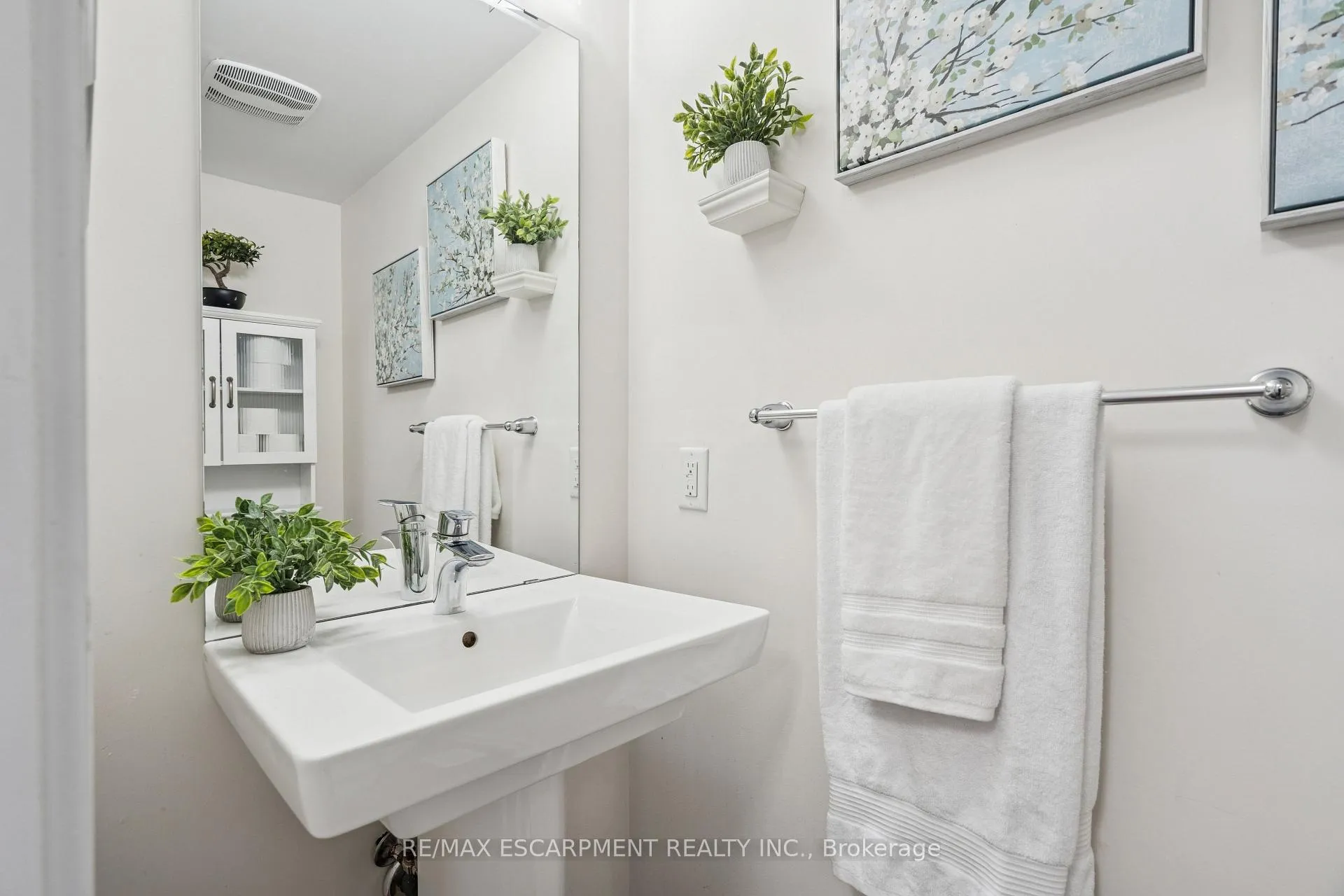 Photo 11 of 12 Crafter Crescent, Hamilton, Stoney Creek Mountain — HOMEH