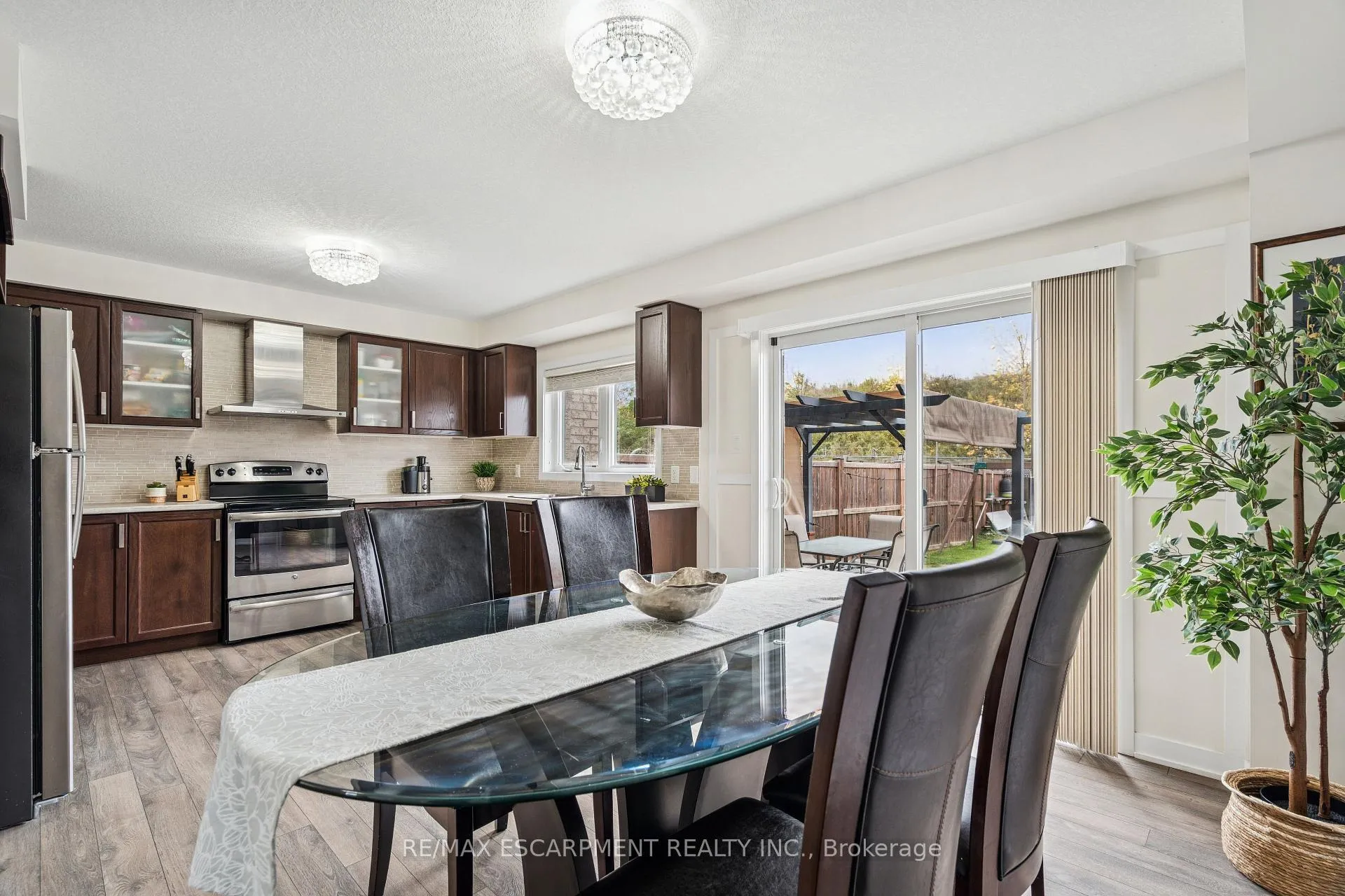 Photo 12 of 12 Crafter Crescent, Hamilton, Stoney Creek Mountain — HOMEH