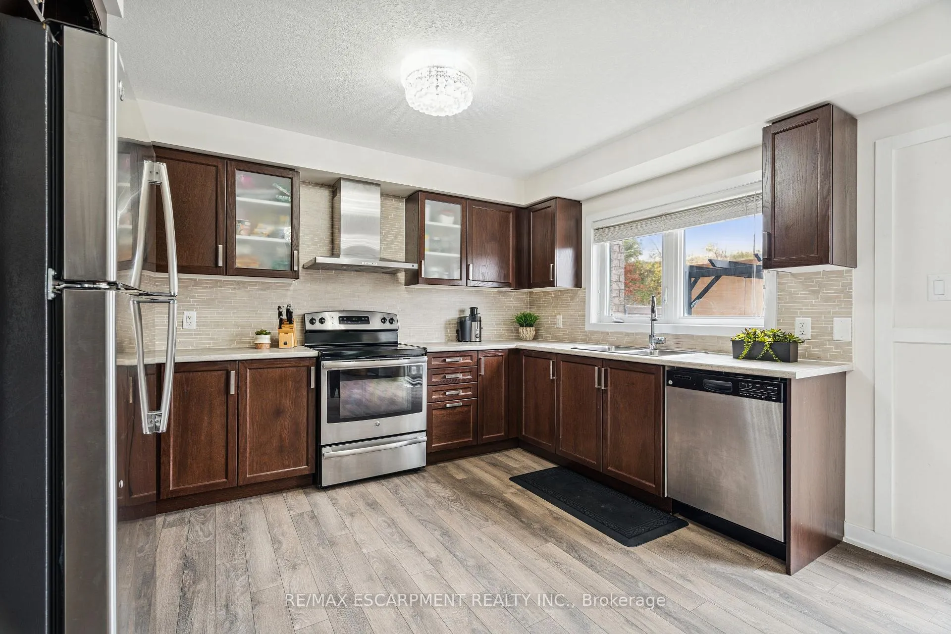 Photo 14 of 12 Crafter Crescent, Hamilton, Stoney Creek Mountain — HOMEH