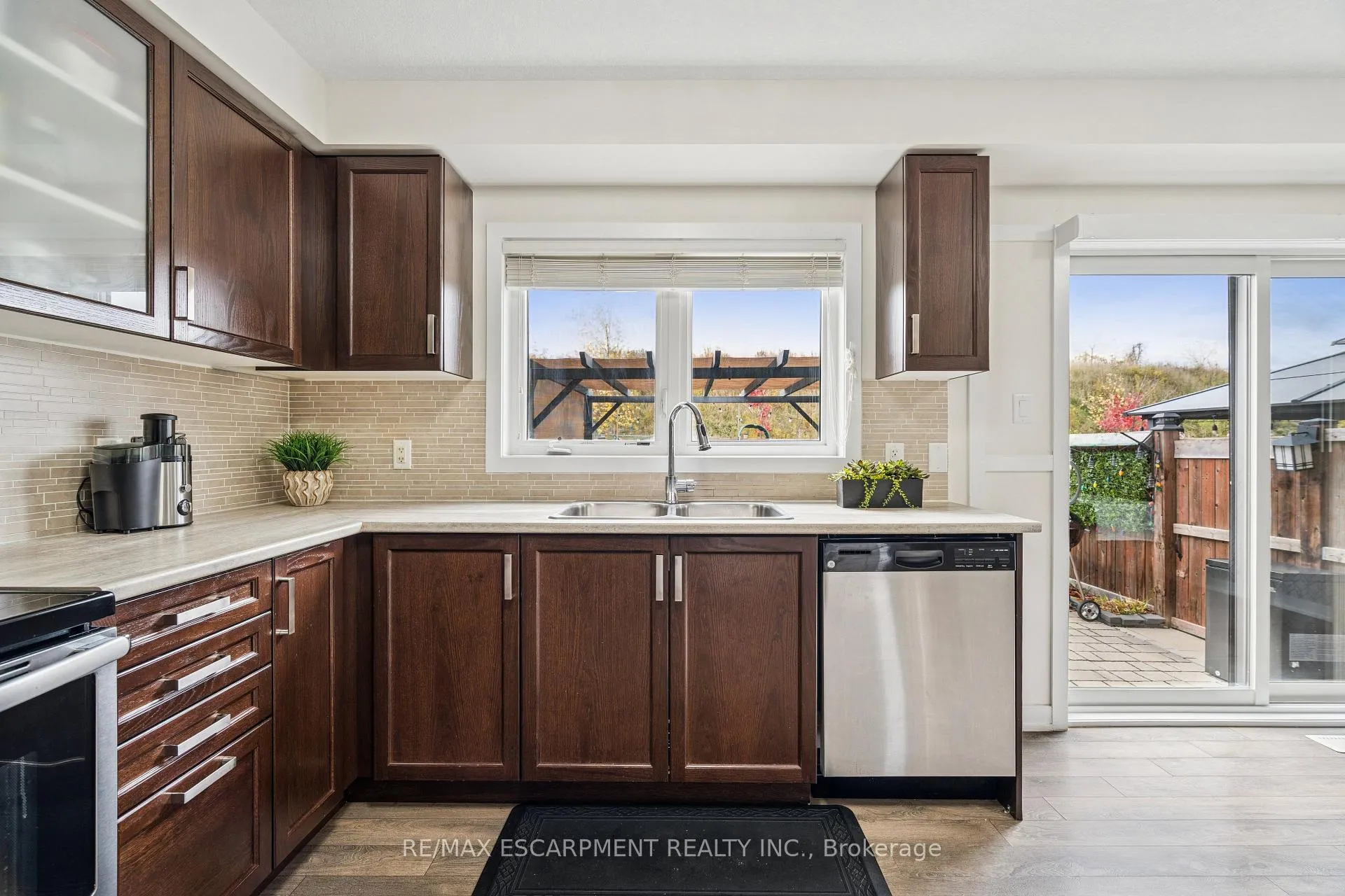 Photo 16 of 12 Crafter Crescent, Hamilton, Stoney Creek Mountain — HOMEH
