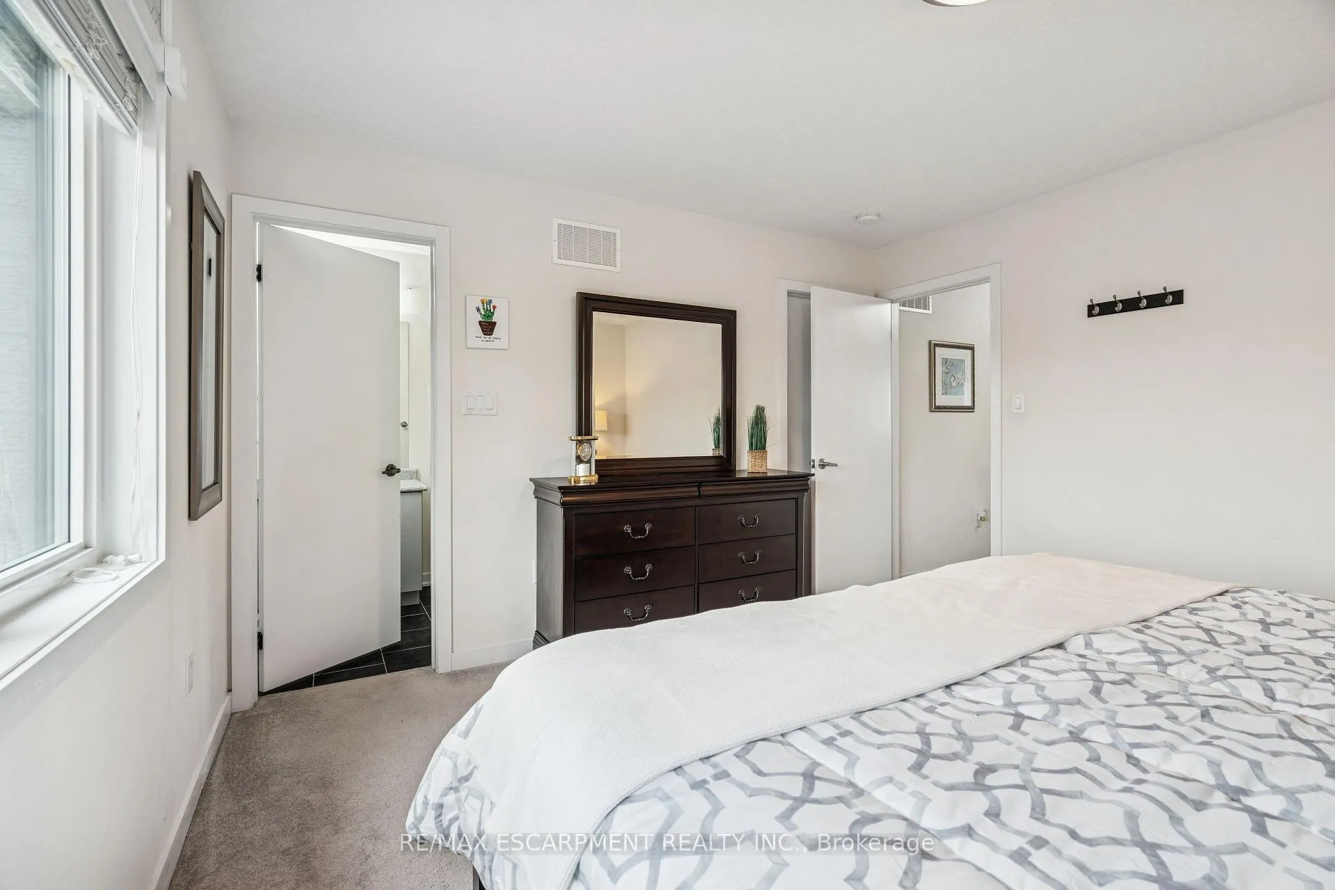 Photo 19 of 12 Crafter Crescent, Hamilton, Stoney Creek Mountain — HOMEH