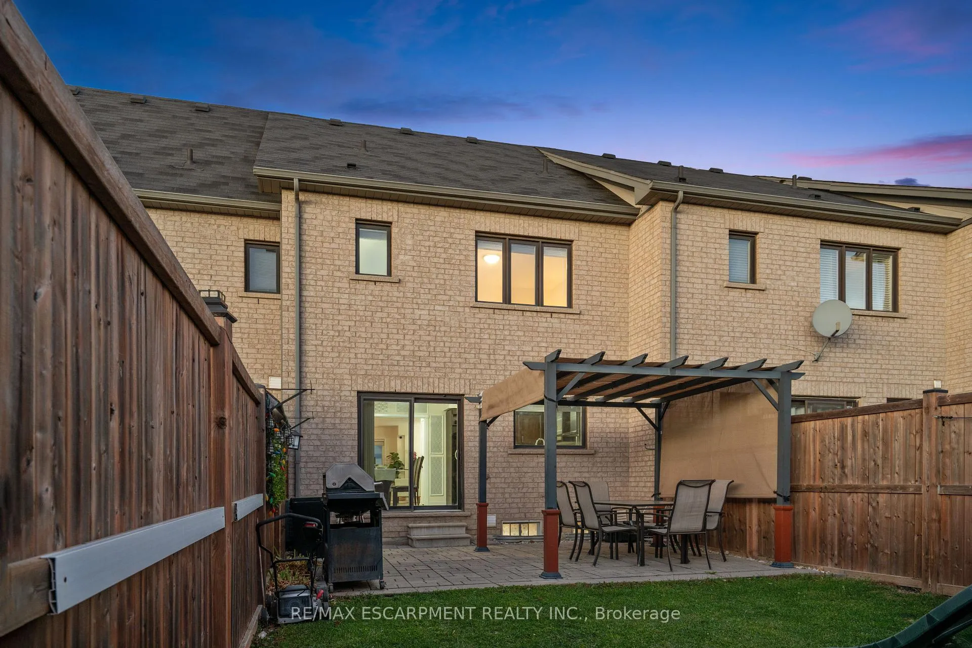 Photo 31 of 12 Crafter Crescent, Hamilton, Stoney Creek Mountain — HOMEH