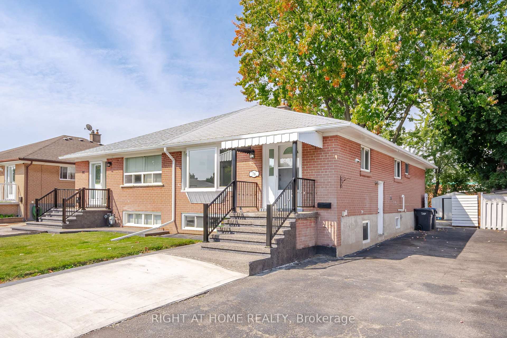 Photo 2 of 78 Sanford Crescent, Brampton, Northwood Park — HOMEH