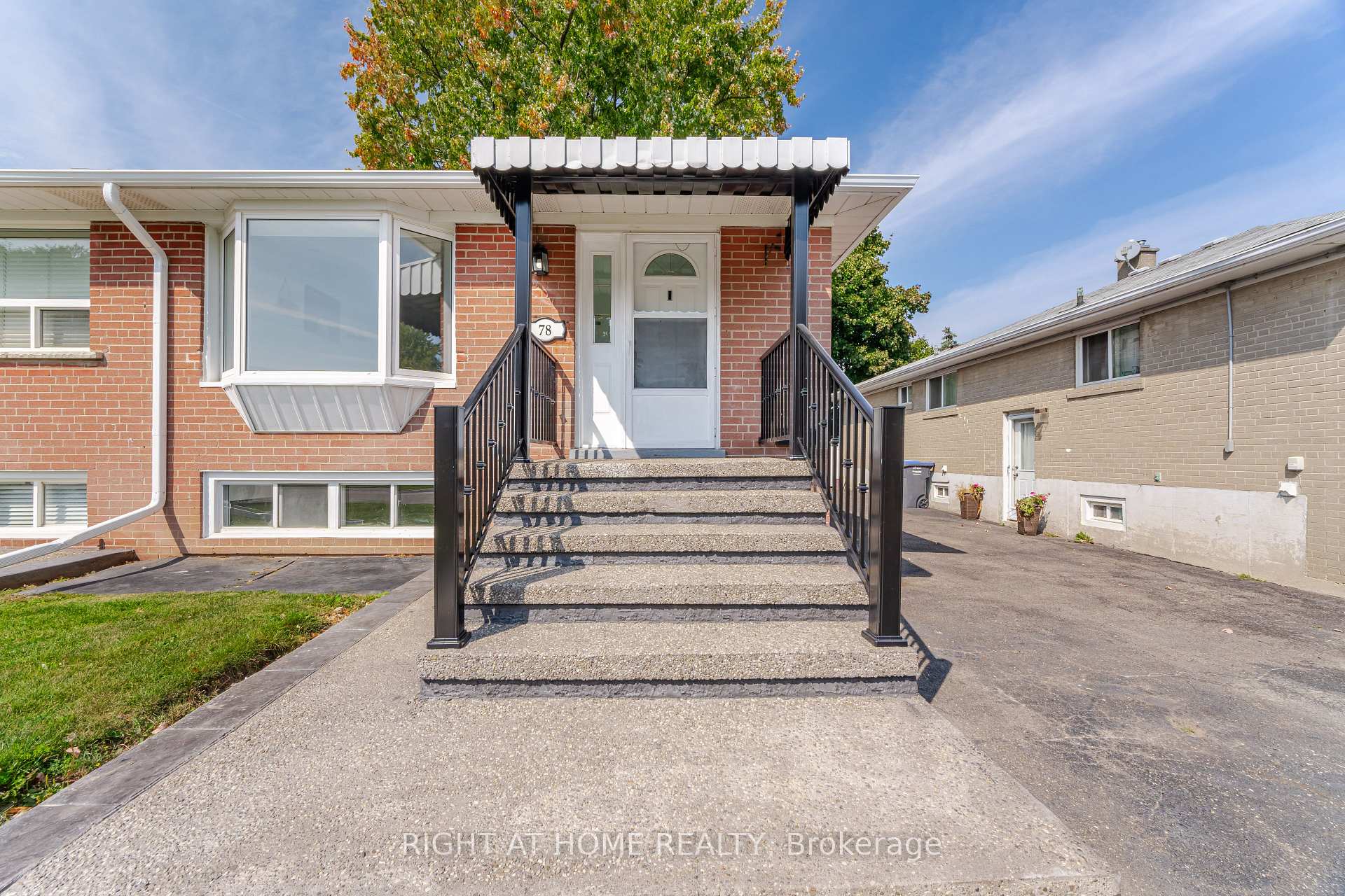 Photo 3 of 78 Sanford Crescent, Brampton, Northwood Park — HOMEH