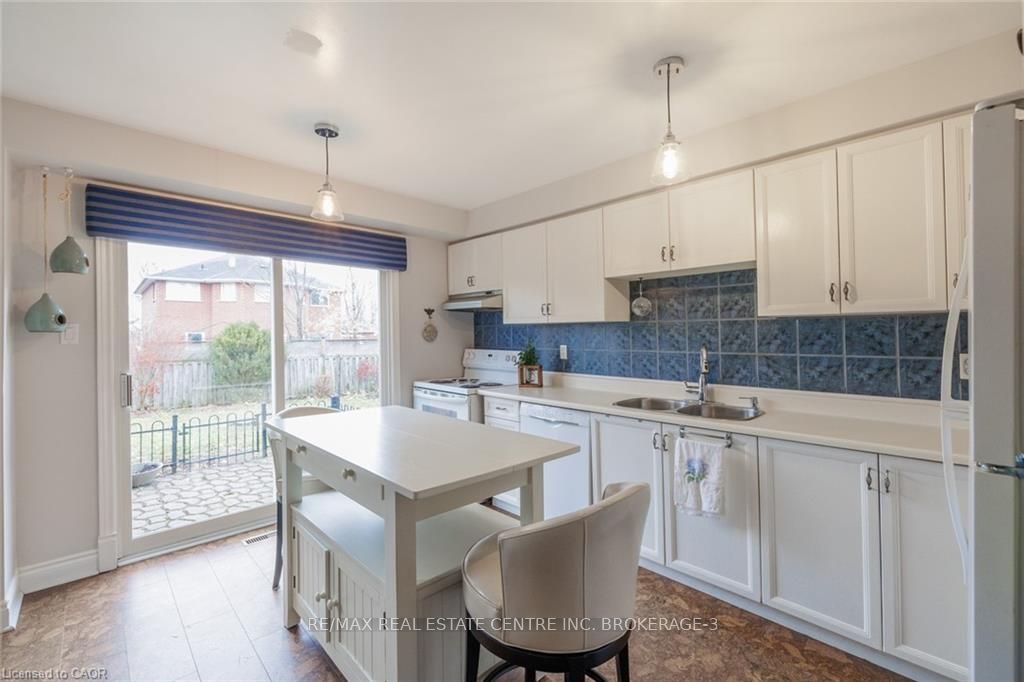 Photo 8 of 41 Wallace Drive, Barrie, Northwest — HOMEH