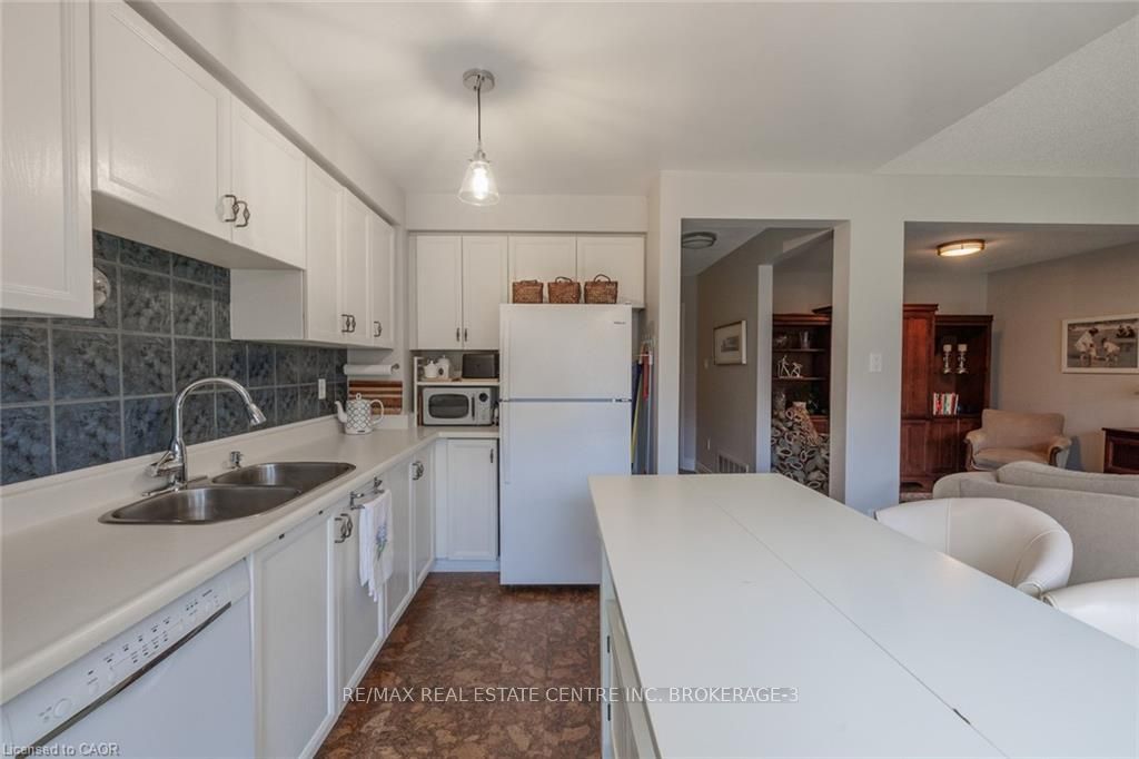 Photo 9 of 41 Wallace Drive, Barrie, Northwest — HOMEH