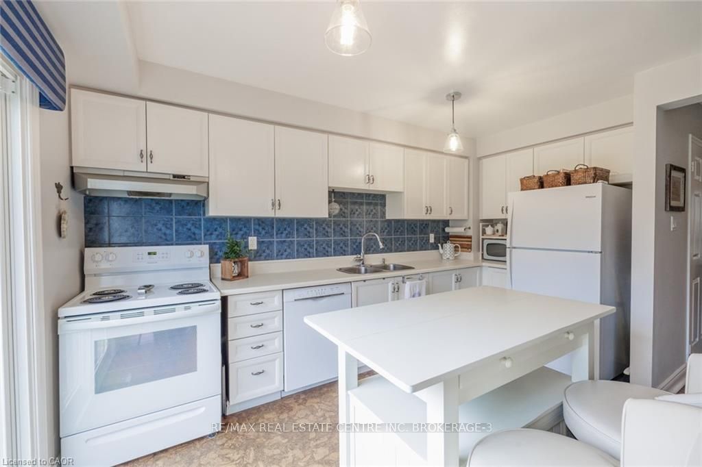 Photo 10 of 41 Wallace Drive, Barrie, Northwest — HOMEH