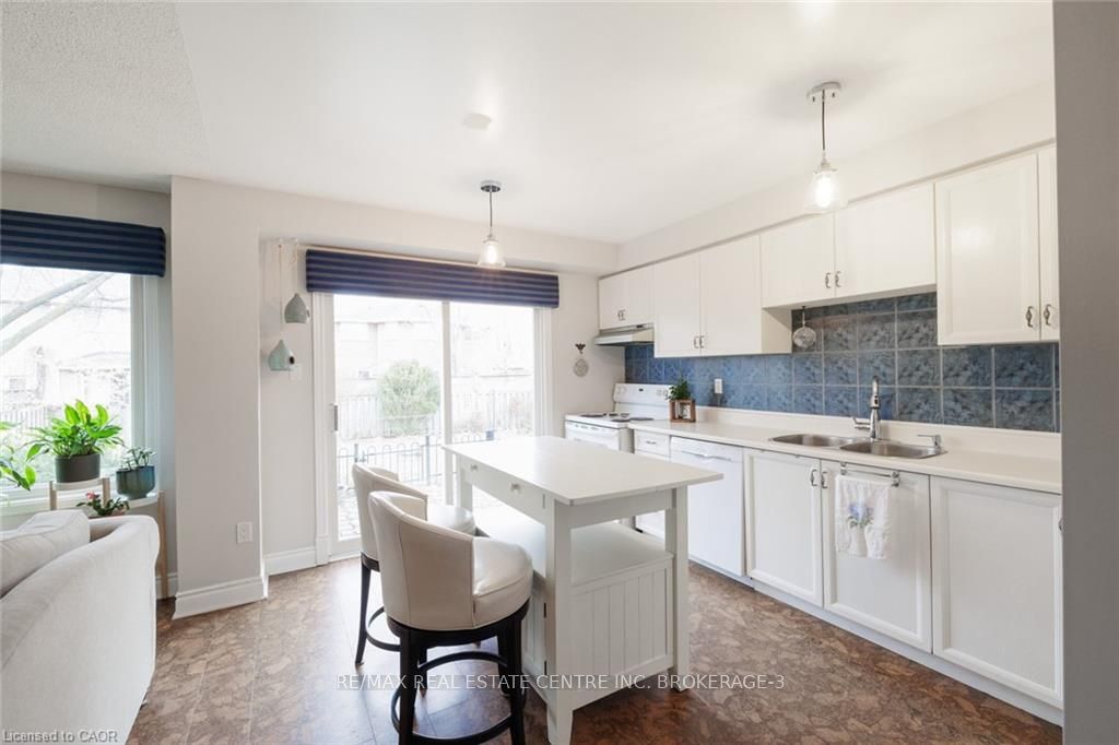 Photo 12 of 41 Wallace Drive, Barrie, Northwest — HOMEH