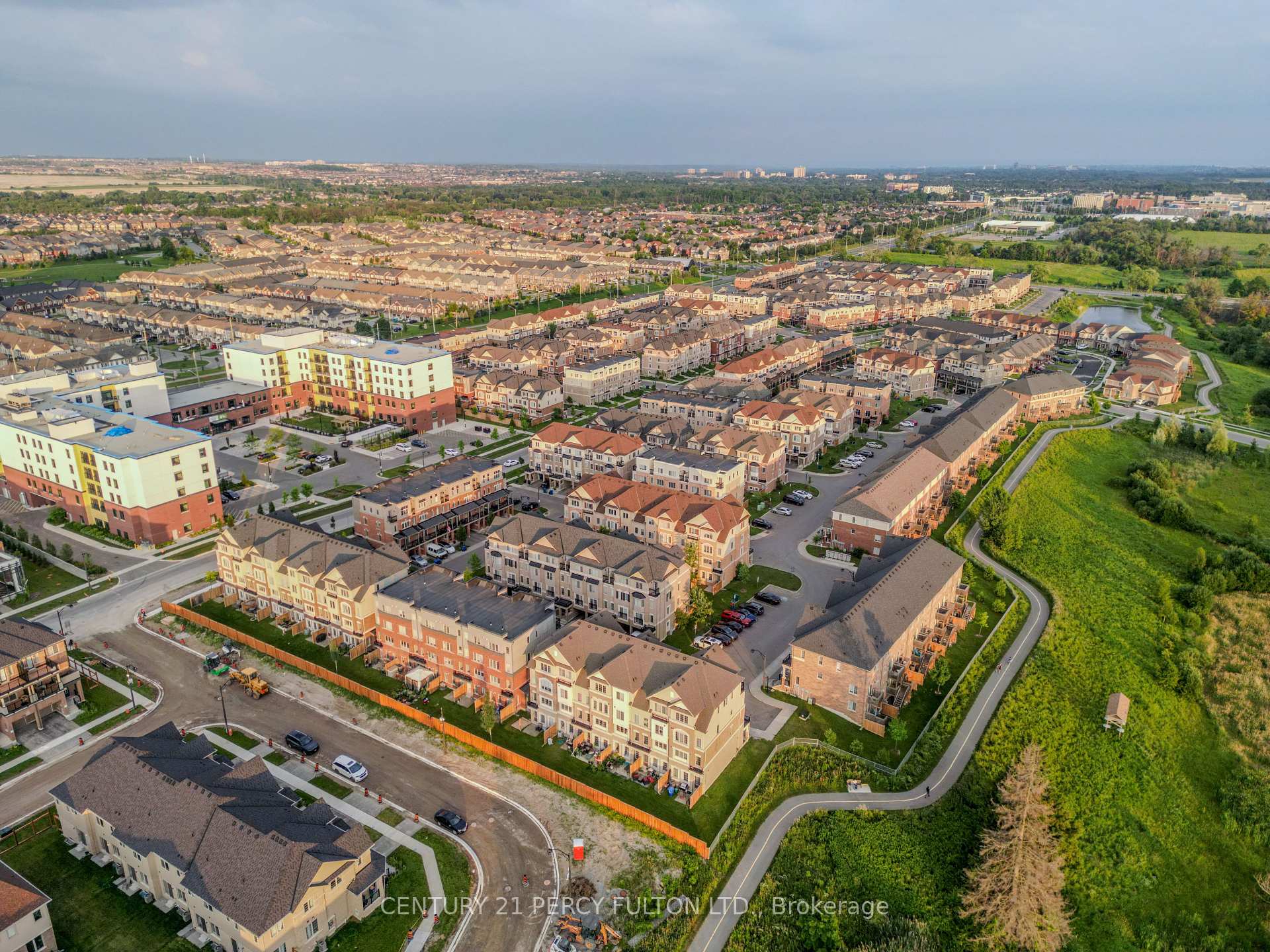 Photo 8 of Unit 21, 2526 Bromus Path, Oshawa, Windfields — HOMEH
