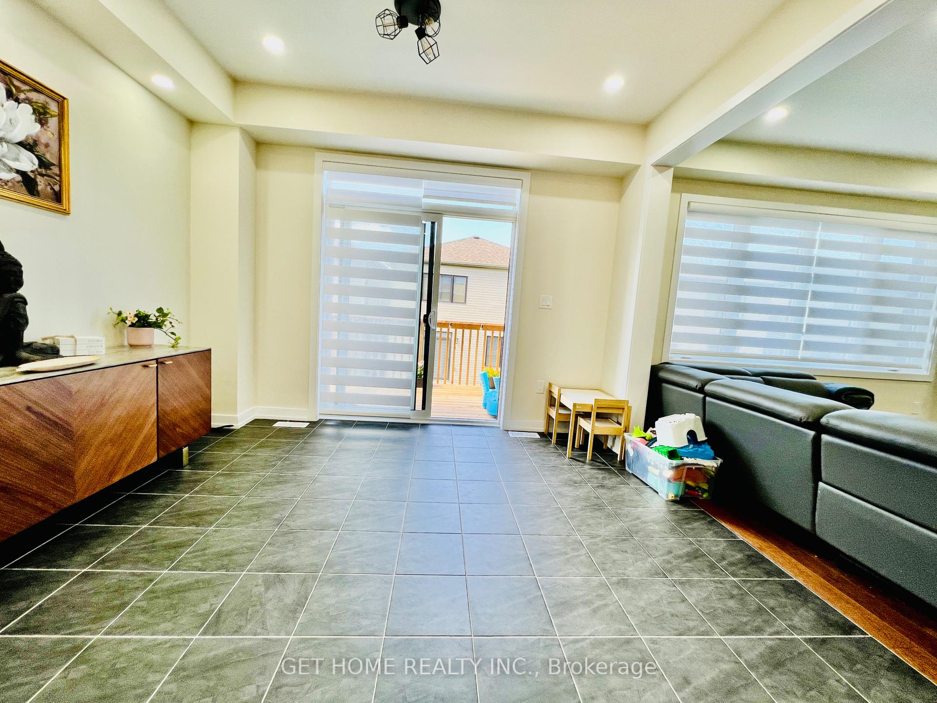 Photo 11 of 25 Wintergreen Crescent, Haldimand — HOMEH