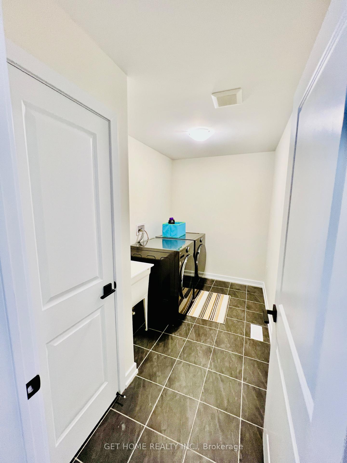 Photo 18 of 25 Wintergreen Crescent, Haldimand — HOMEH