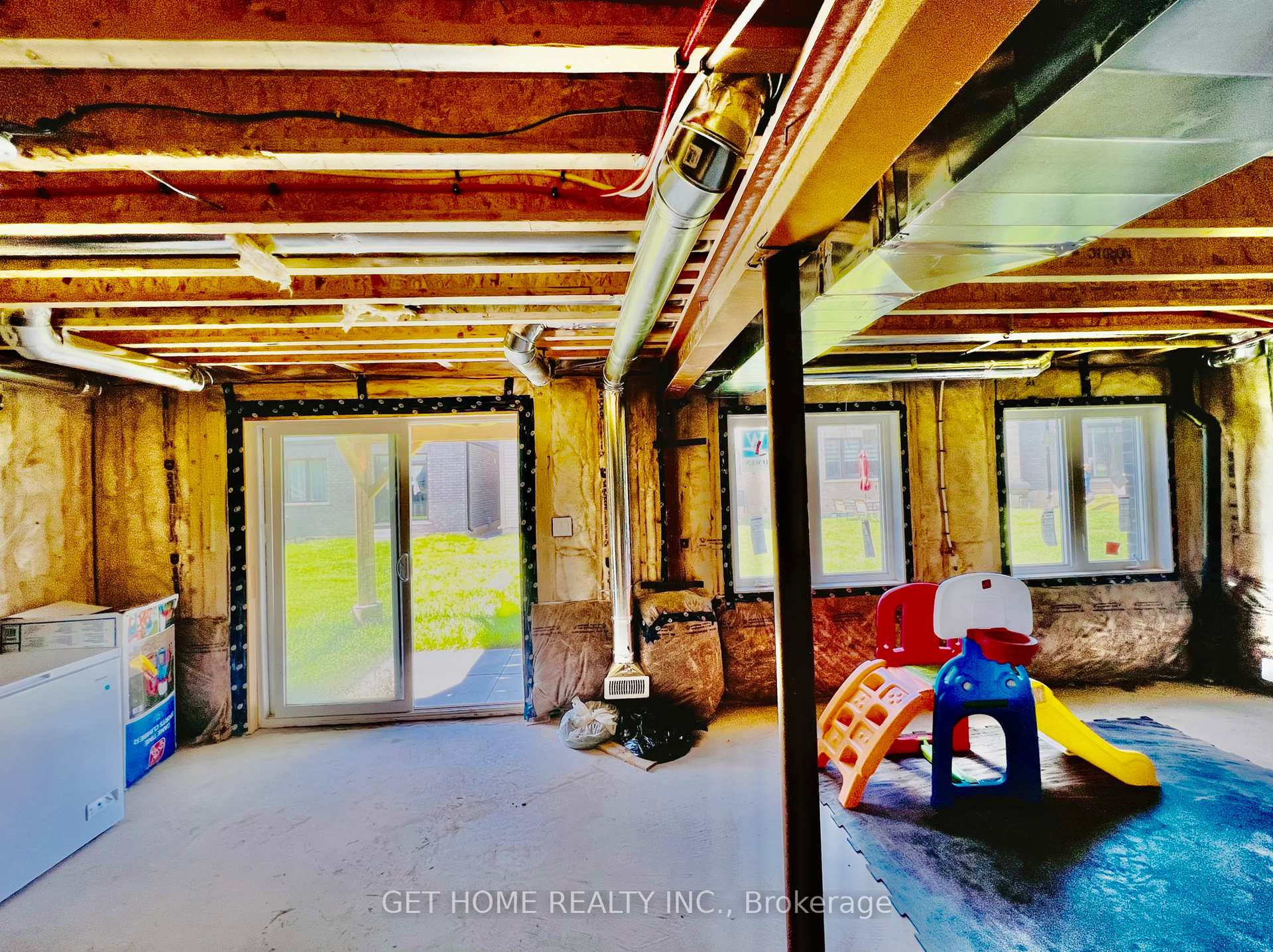 Photo 25 of 25 Wintergreen Crescent, Haldimand — HOMEH