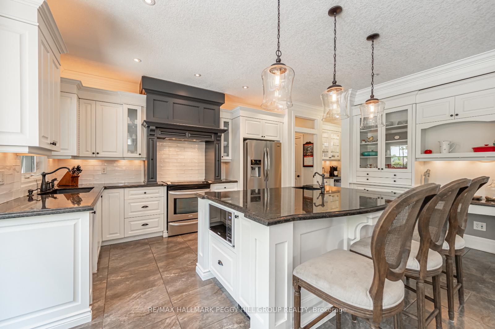 Photo 3 of 16 Bridle Path, Oro-Medonte, Horseshoe Valley — HOMEH