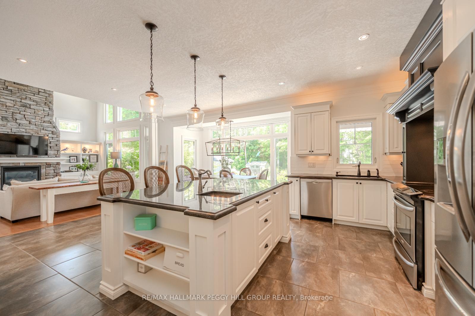 Photo 4 of 16 Bridle Path, Oro-Medonte, Horseshoe Valley — HOMEH