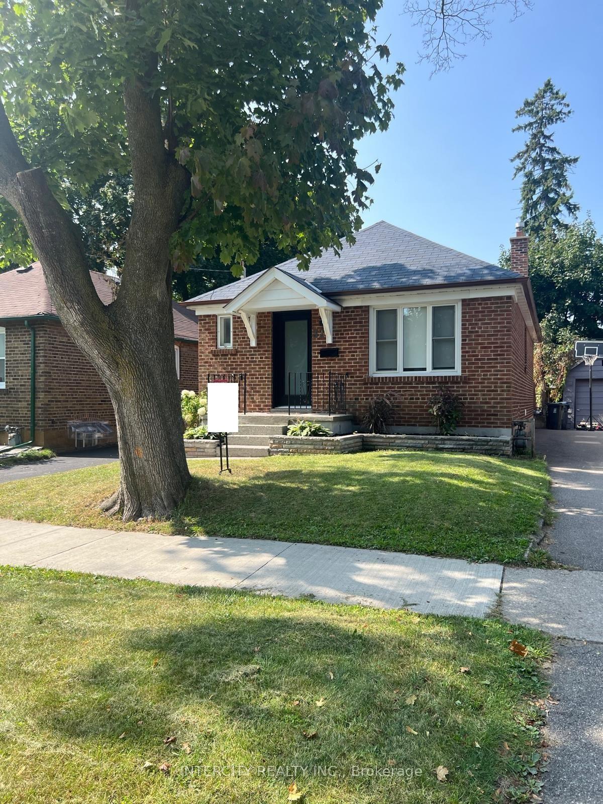 Front of 32 Rothsay Avenue