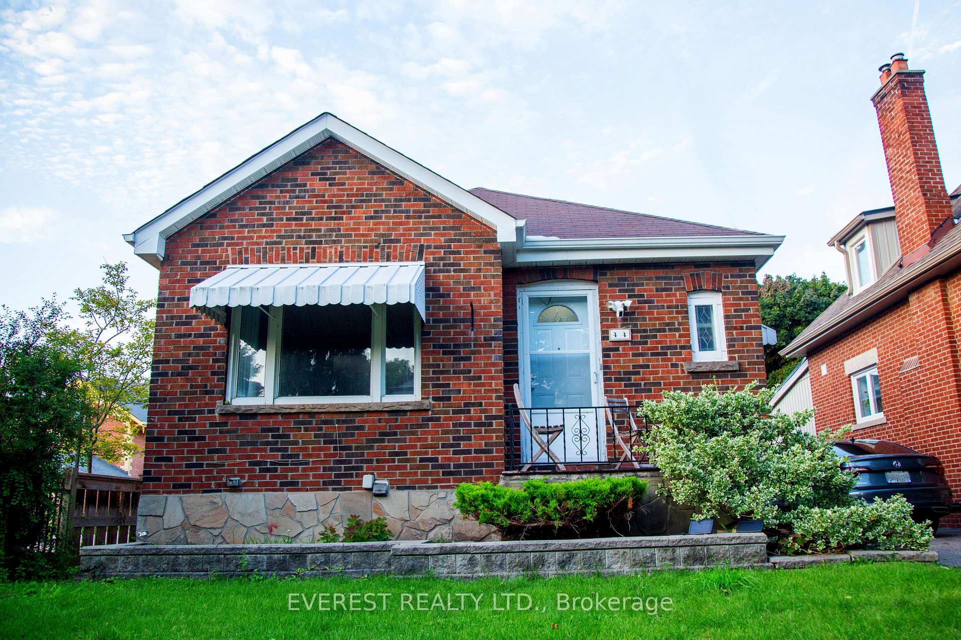 Front of 44 Elizabeth Street S