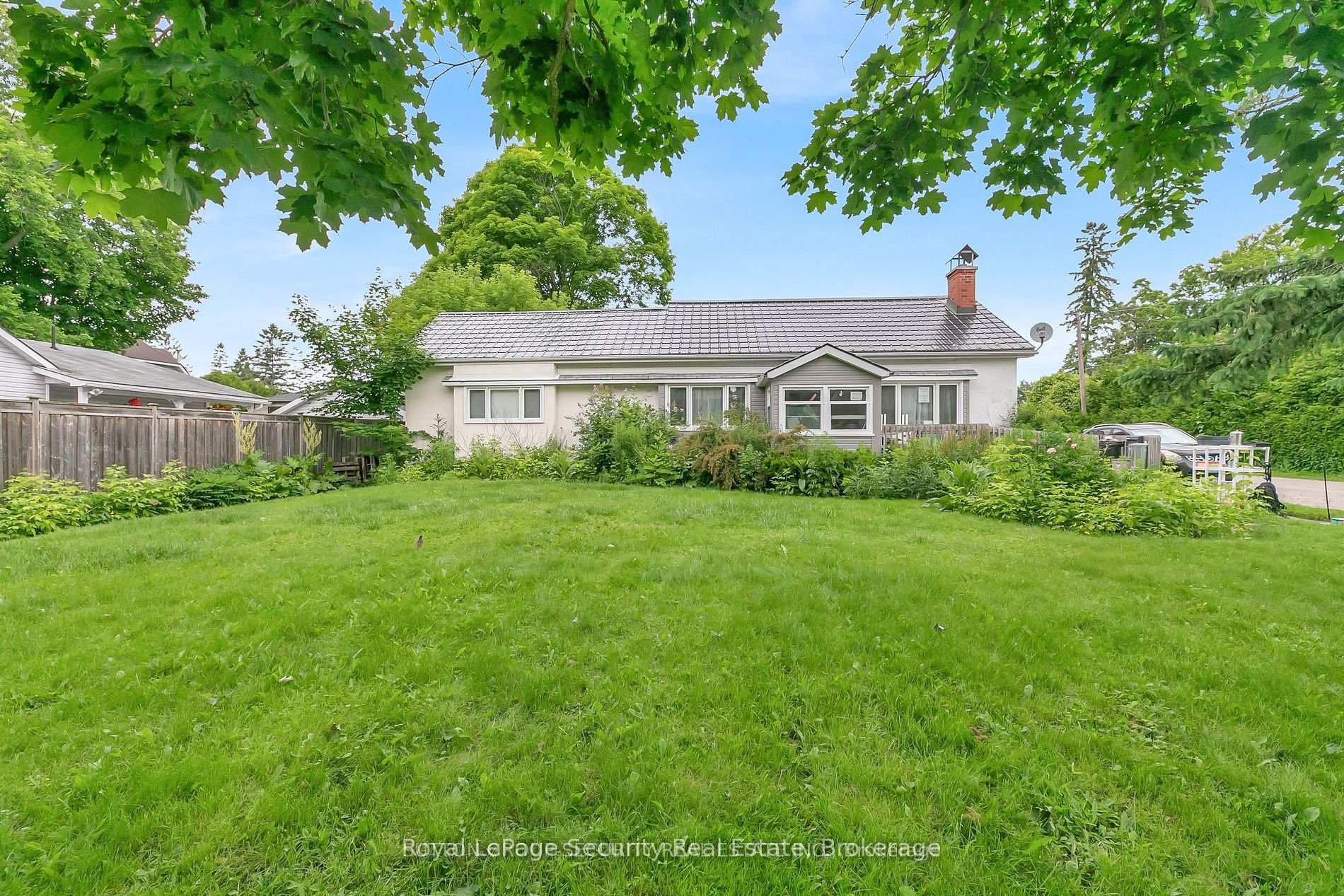Photo 1 of 2102 Victoria Street E, Innisfil, Stroud — HOMEH
